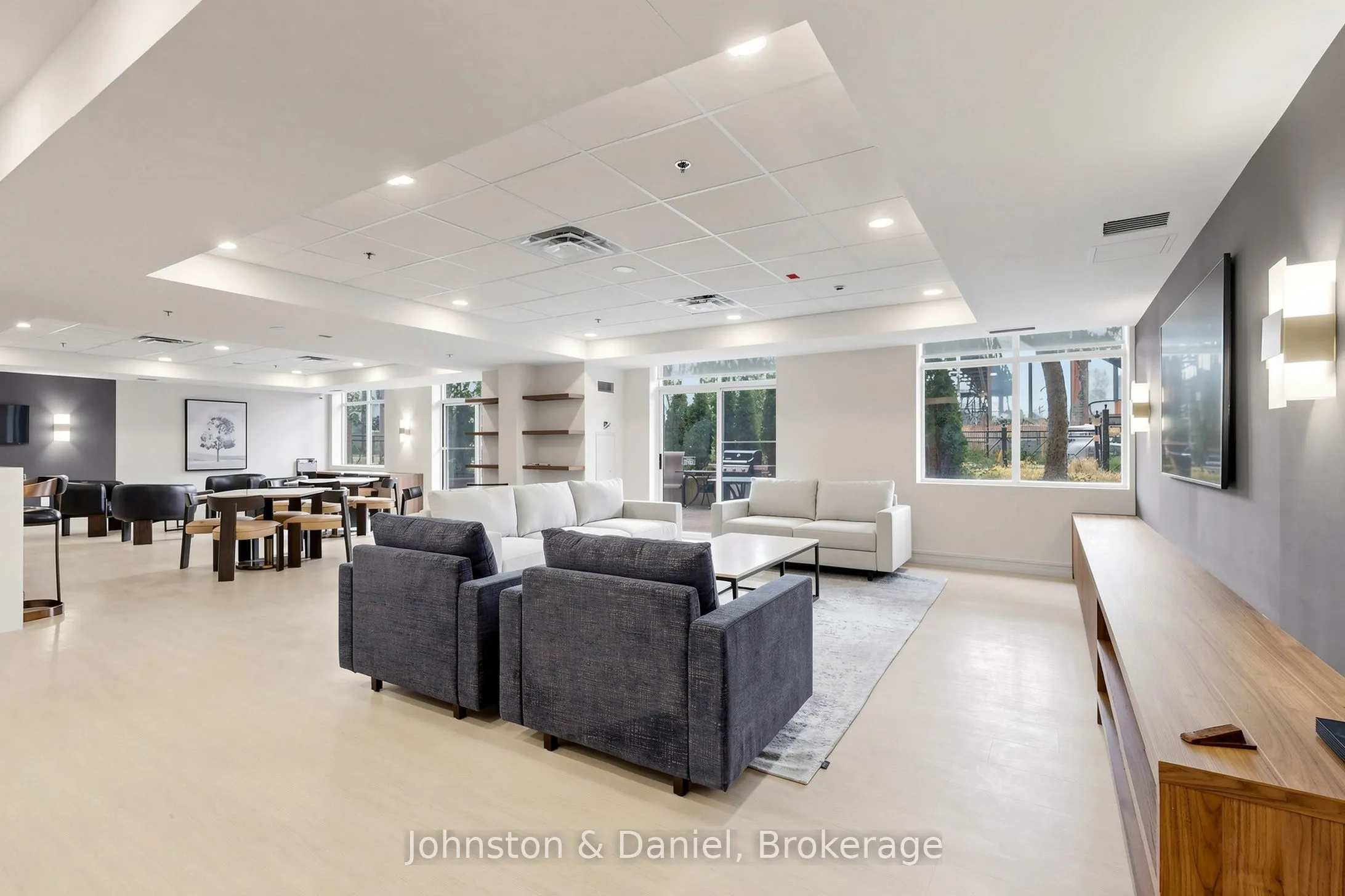 2495 Dundas Street W #417