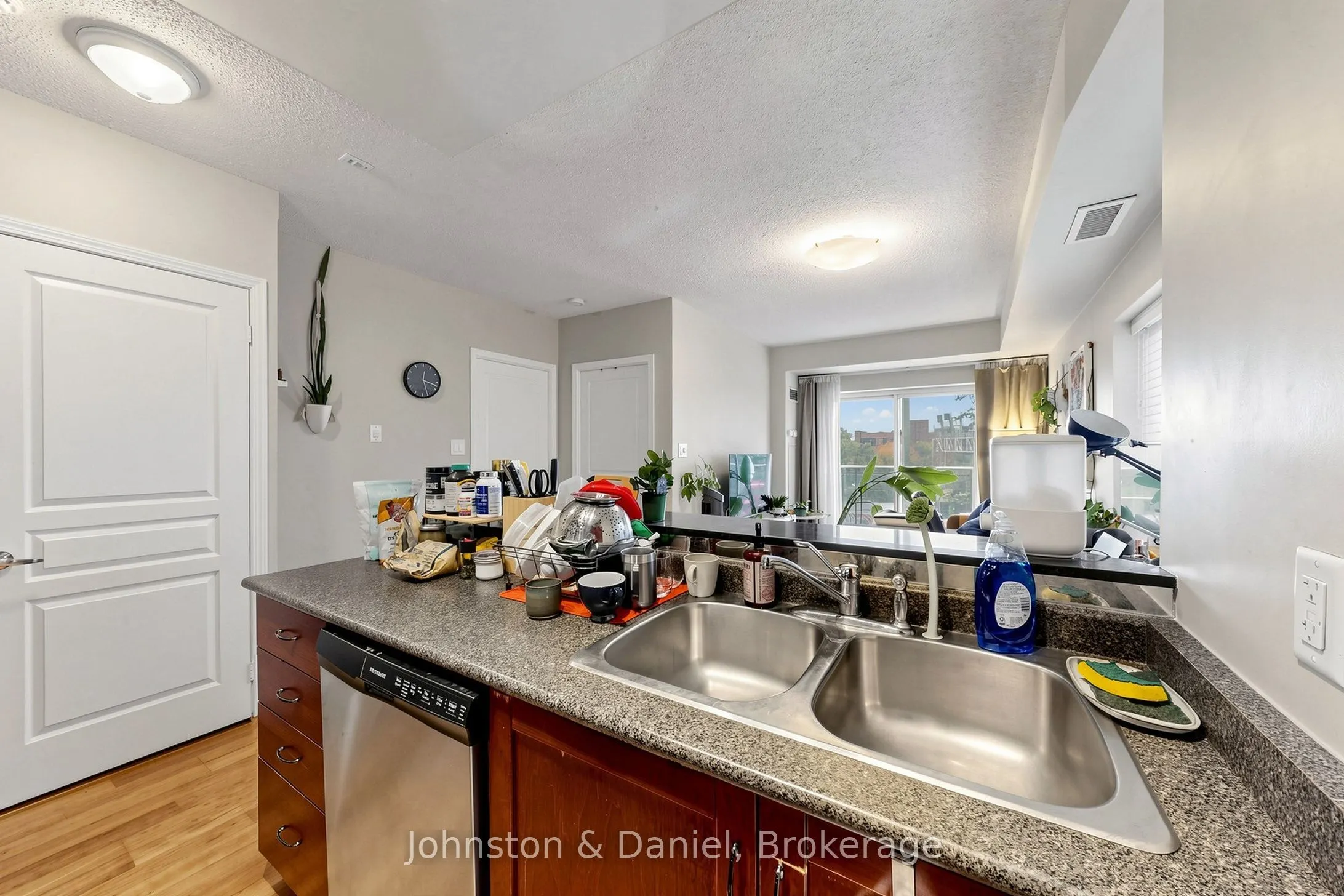 2495 Dundas Street W #417