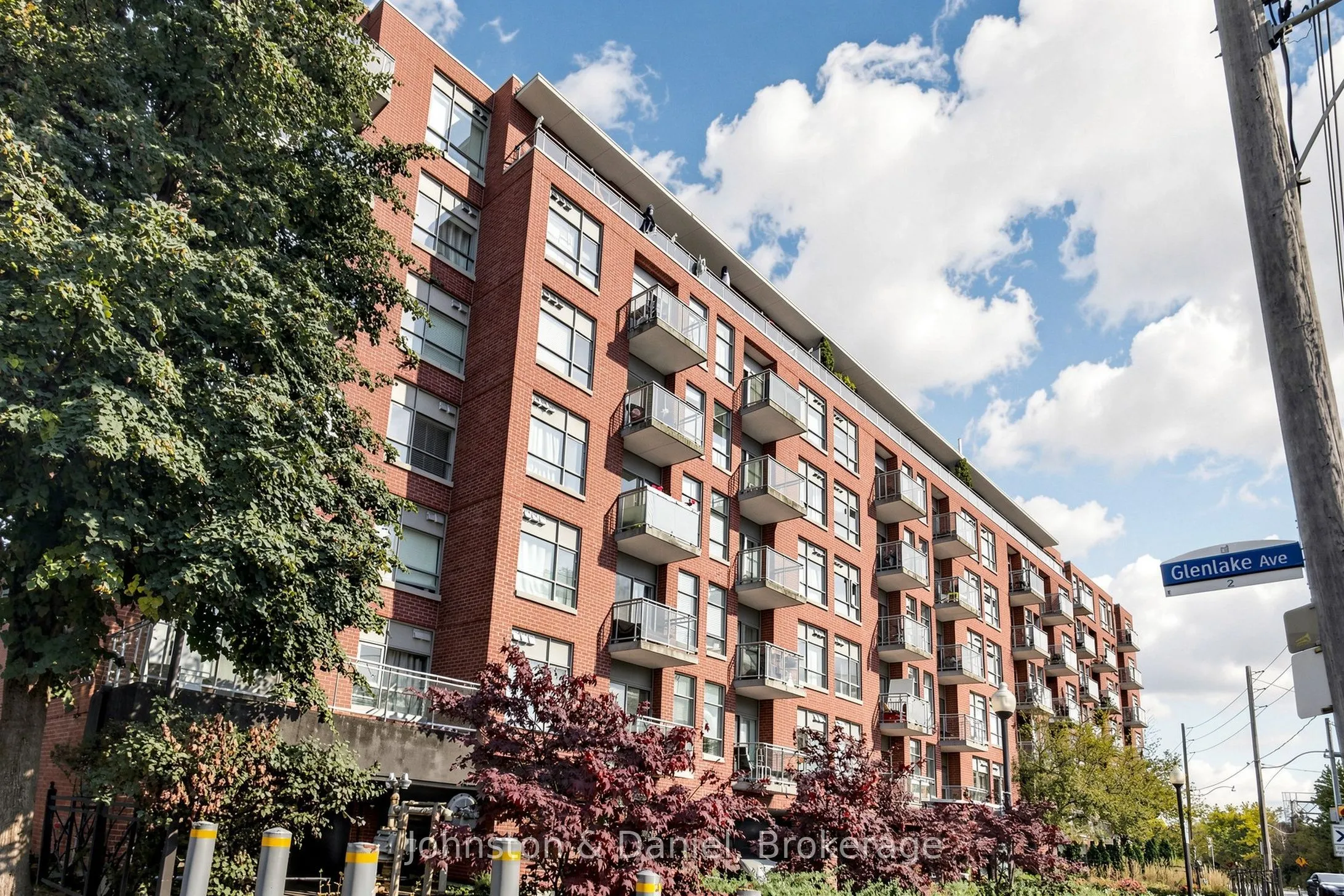 2495 Dundas Street W #417