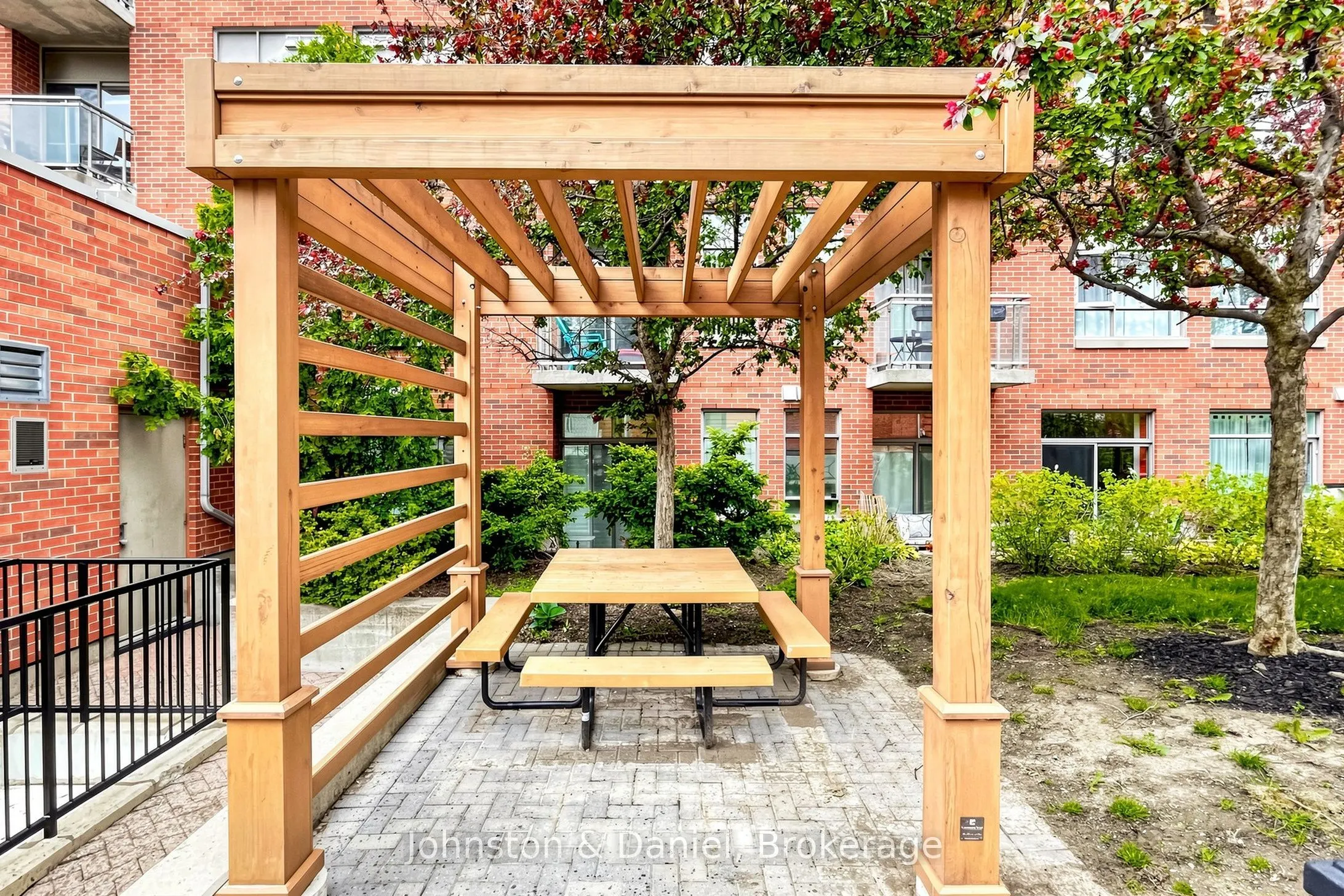 2495 Dundas Street W #417