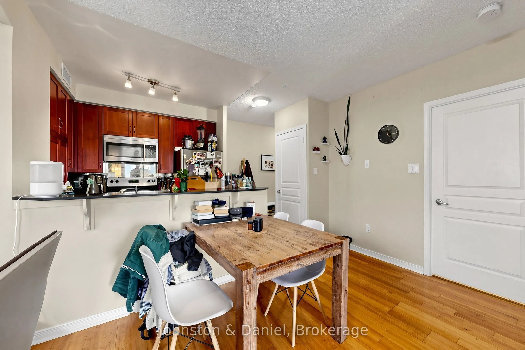 2495 Dundas Street W #417