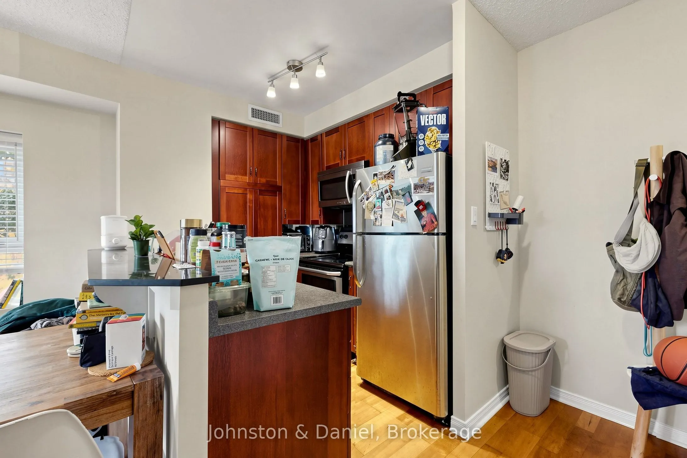 2495 Dundas Street W #417