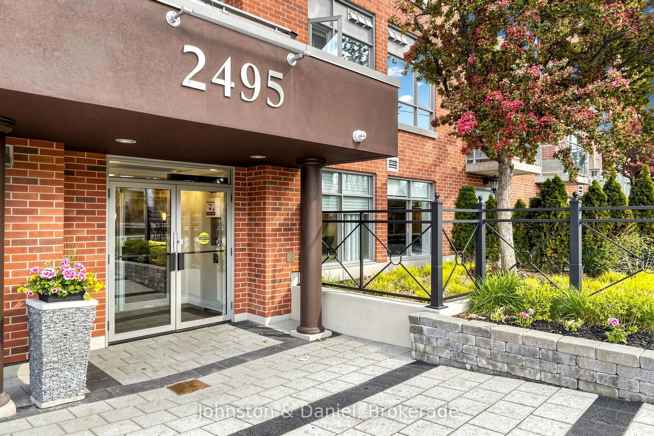 2495 Dundas Street W #417