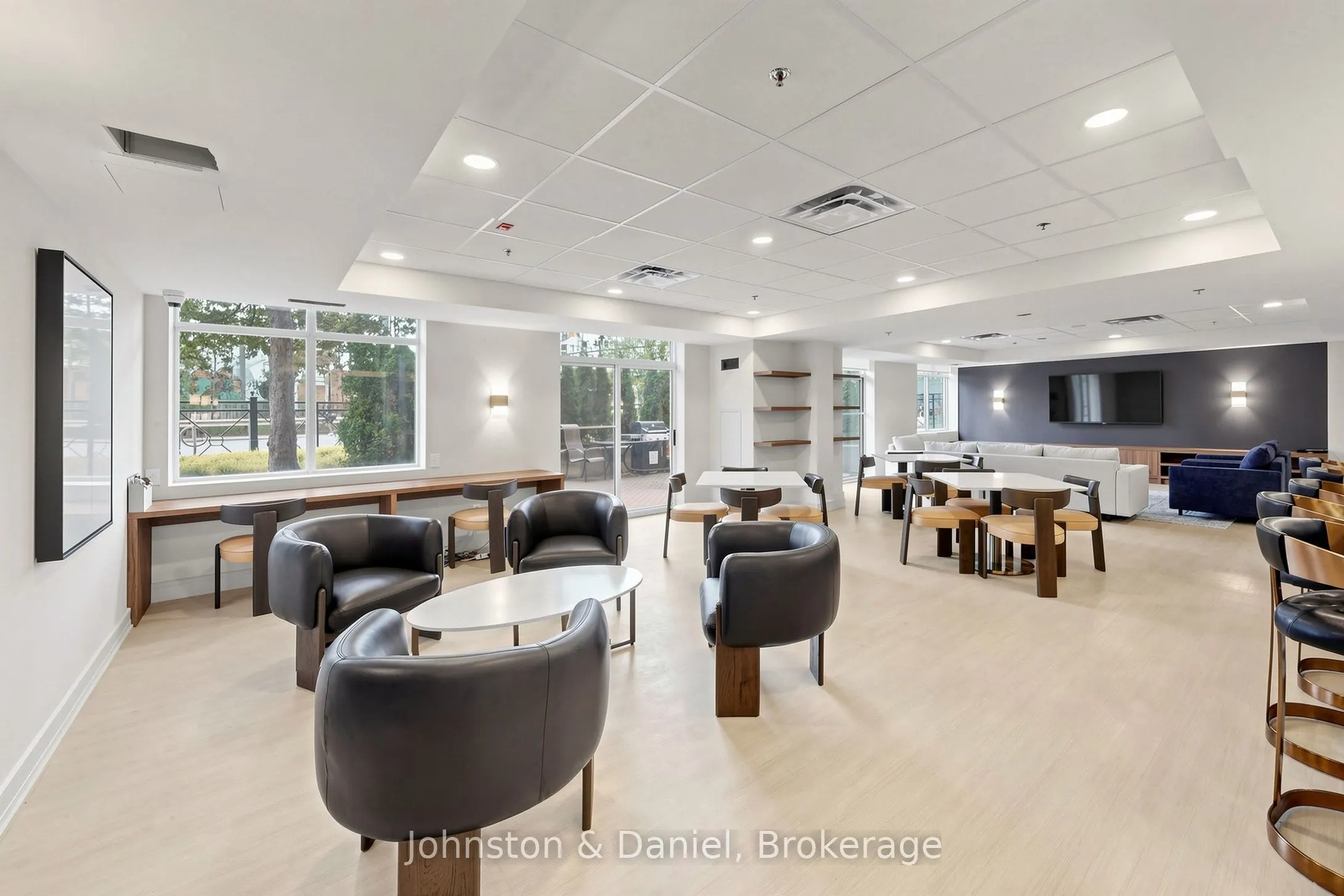 2495 Dundas Street W #417