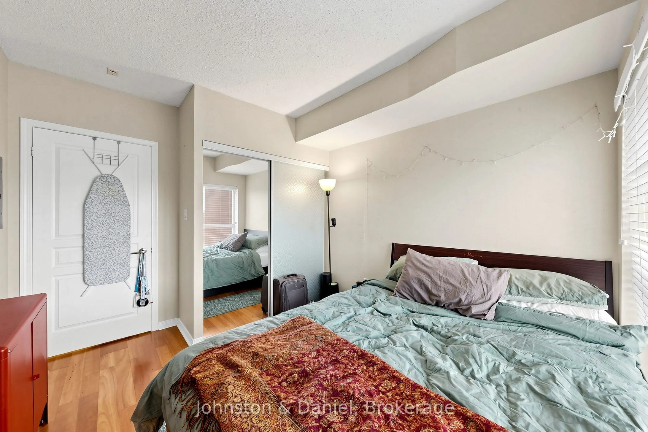 2495 Dundas Street W #417