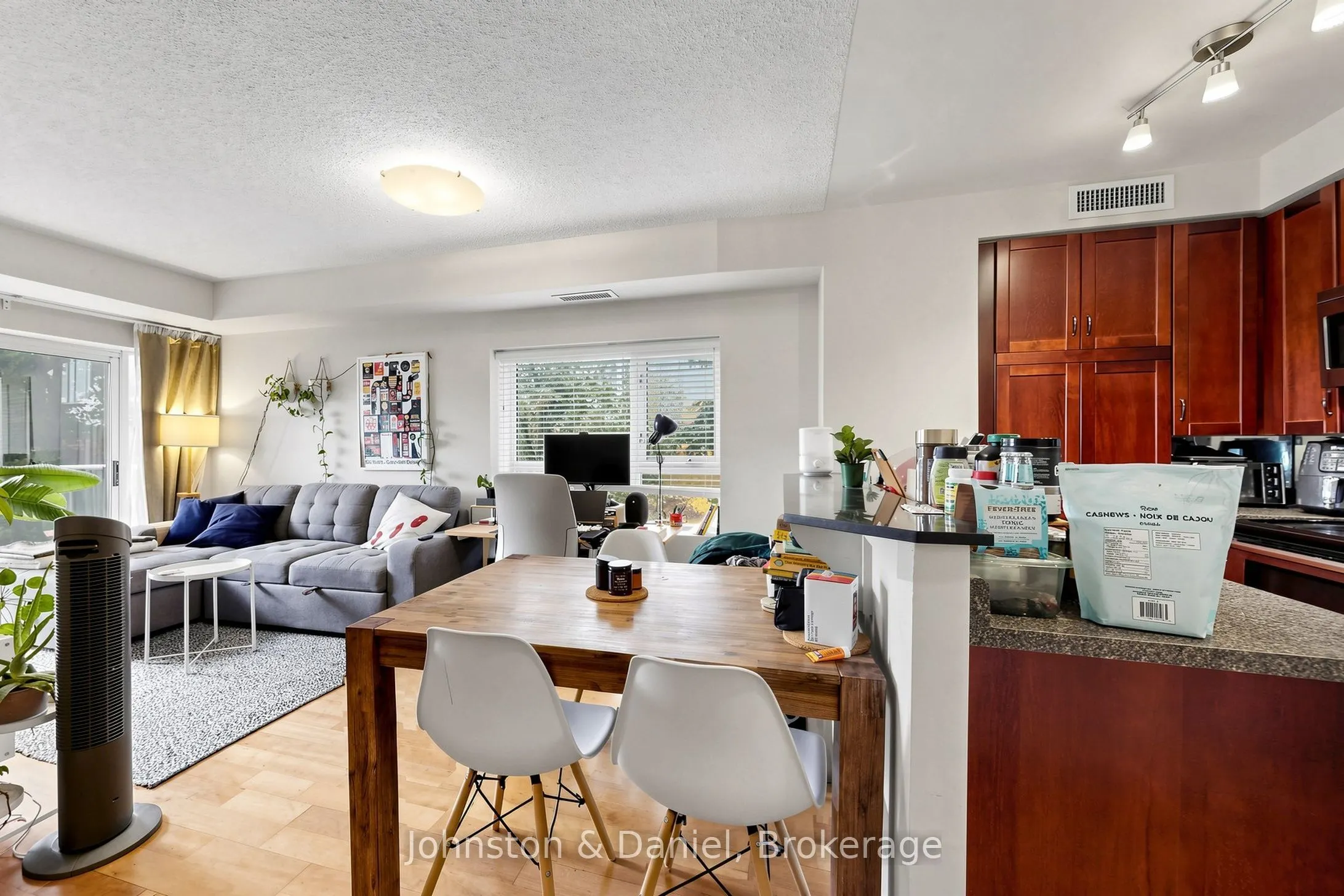 2495 Dundas Street W #417