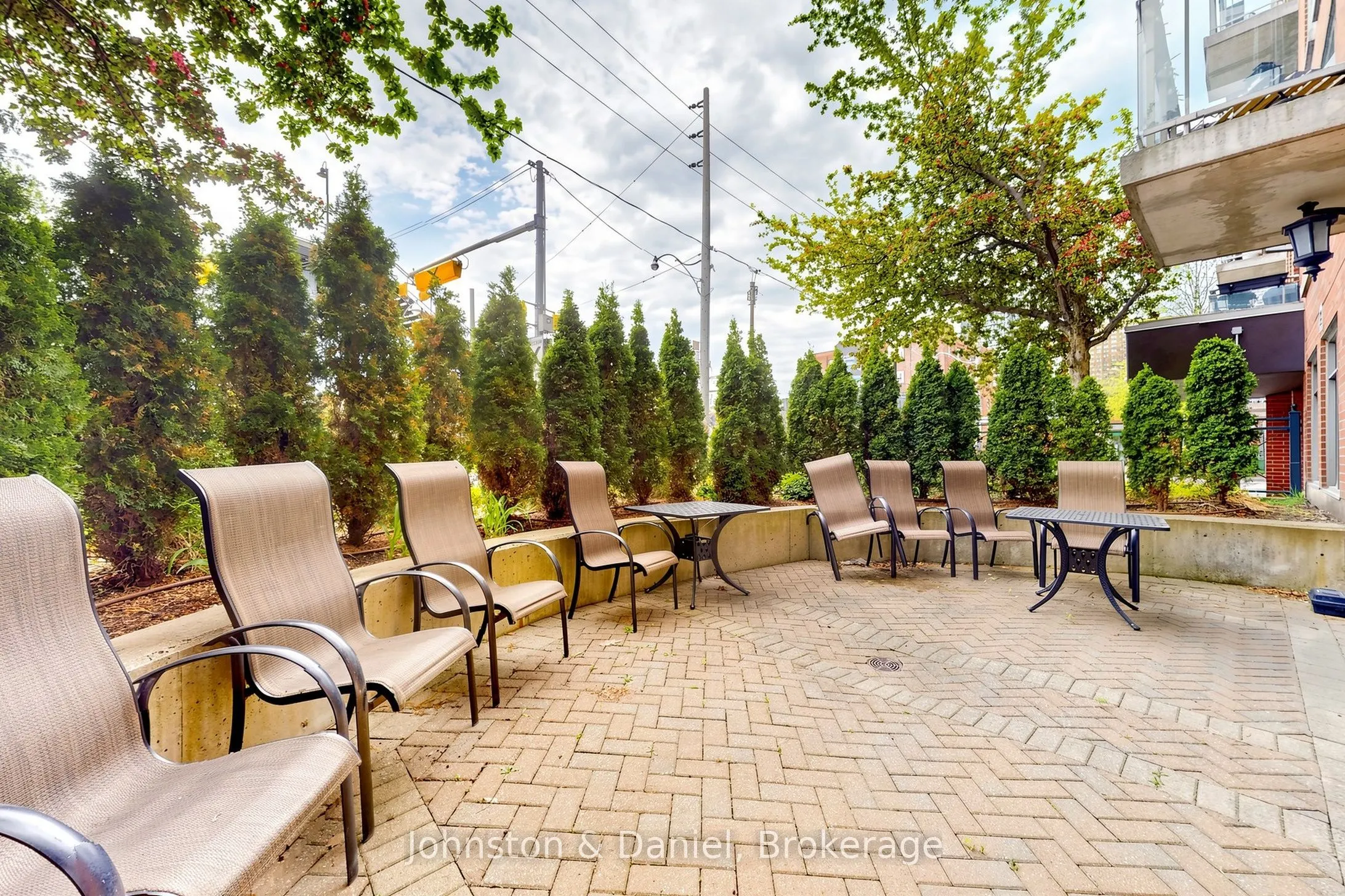 2495 Dundas Street W #417