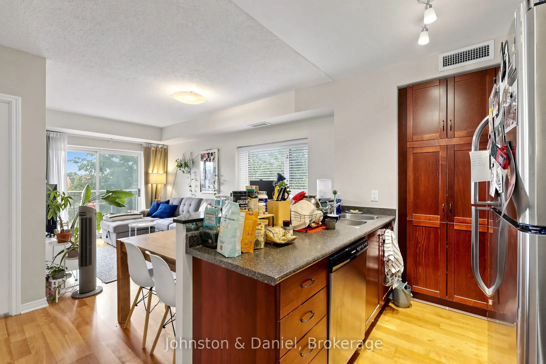 2495 Dundas Street W #417