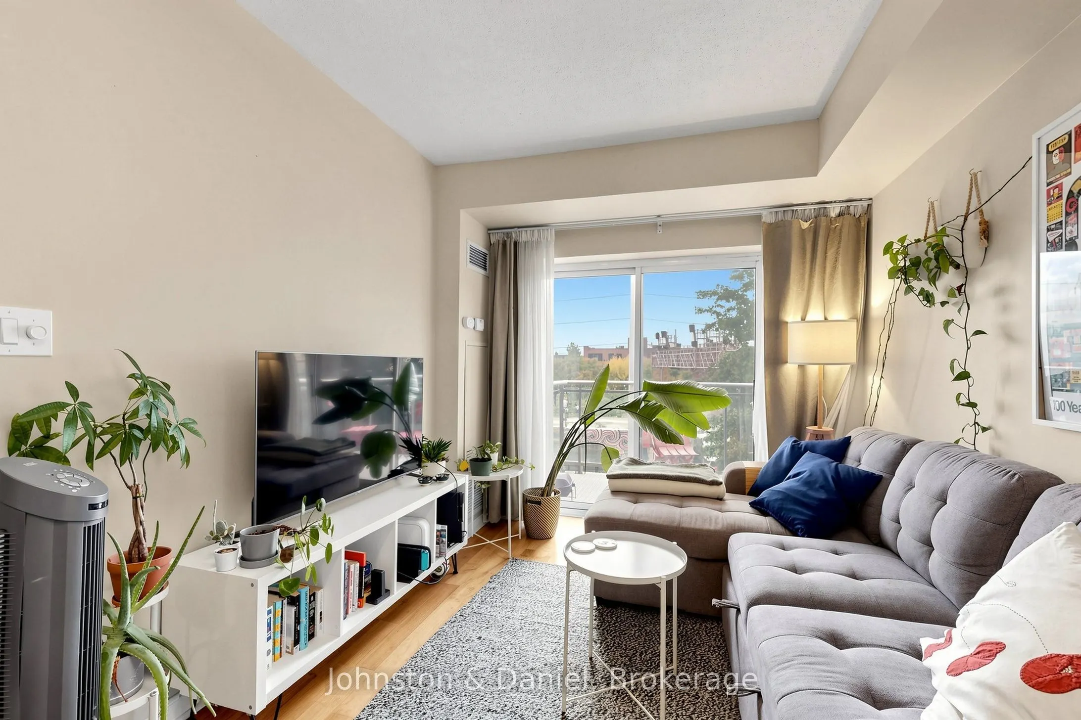 2495 Dundas Street W #417