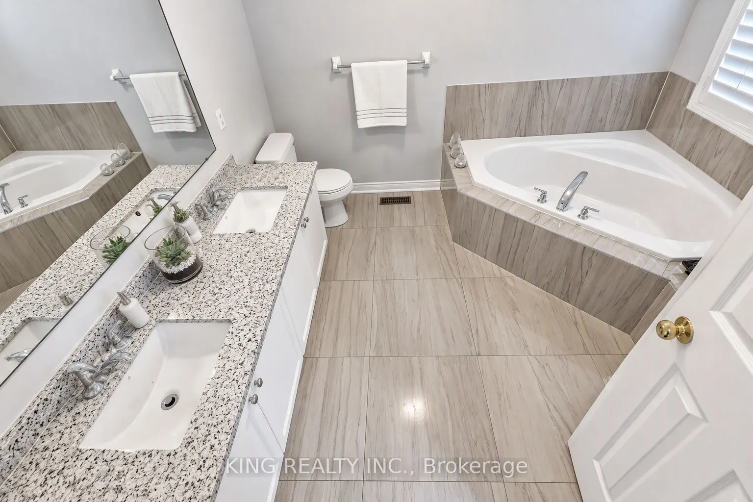 72 Baylawn Circle S