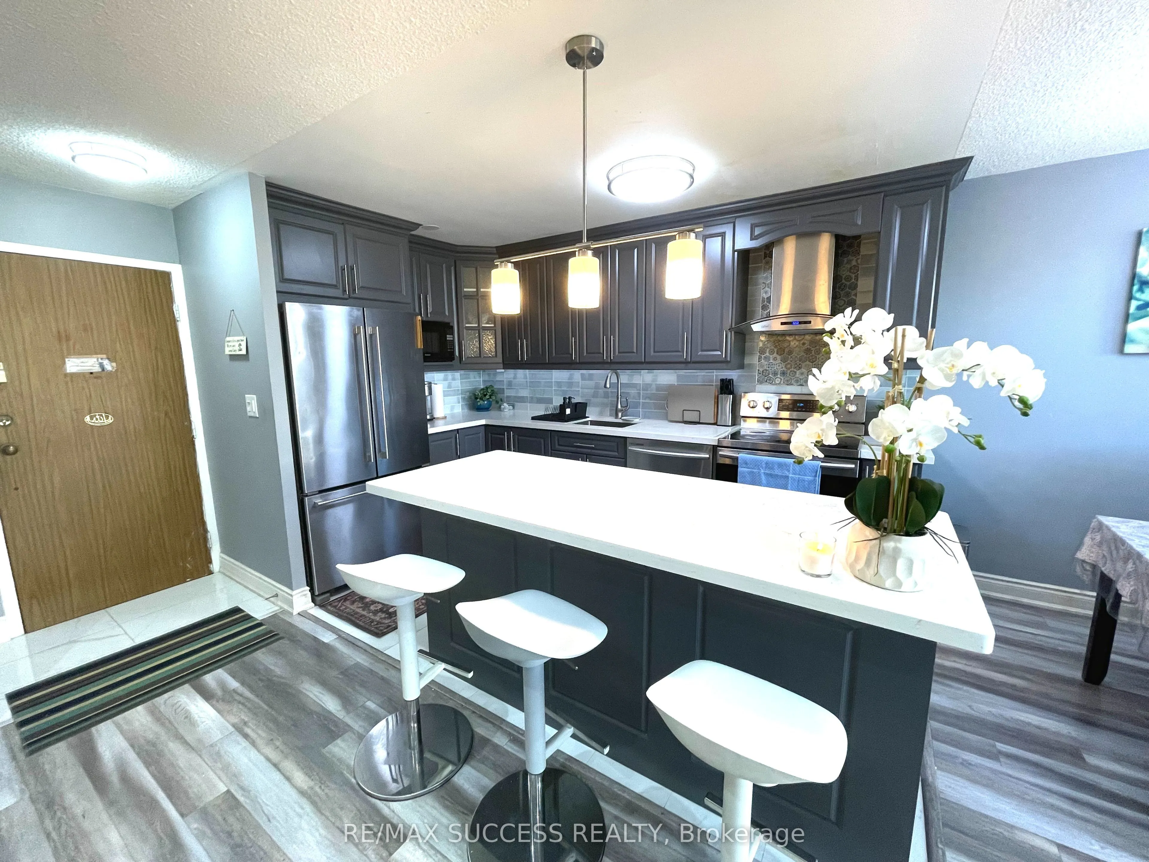 2095 Roche Court #203