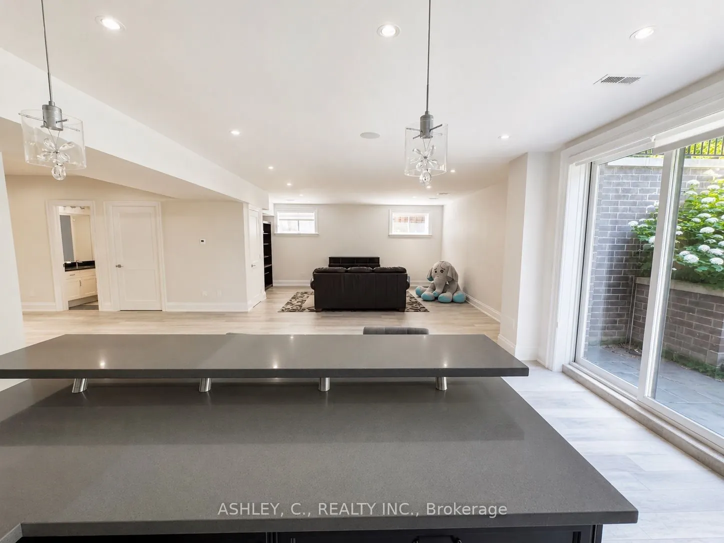 2588 Sharon Crescent