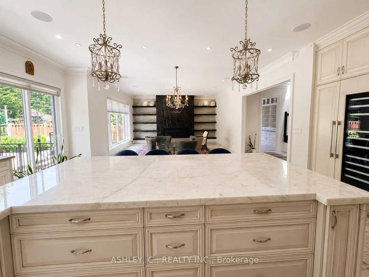 2588 Sharon Crescent