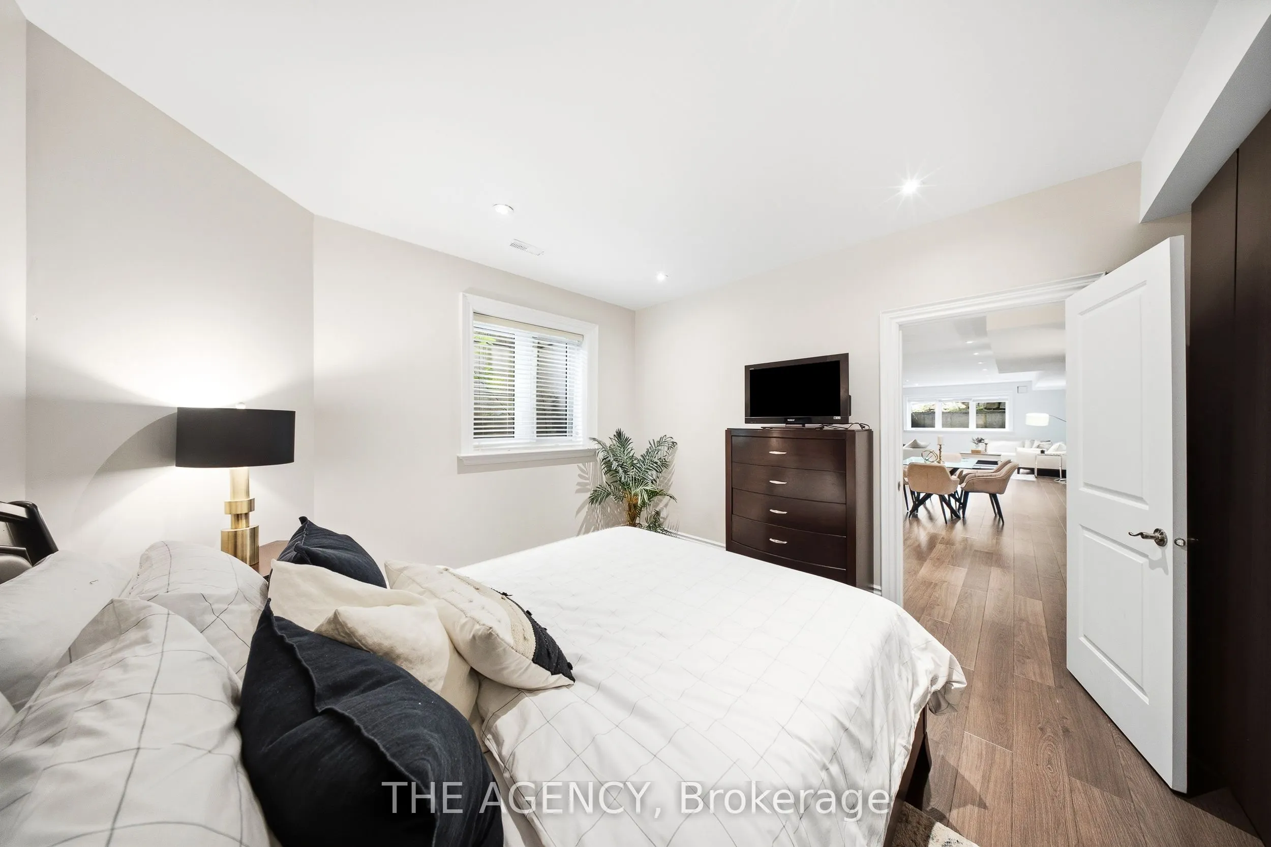 1098 Lakeshore Road W