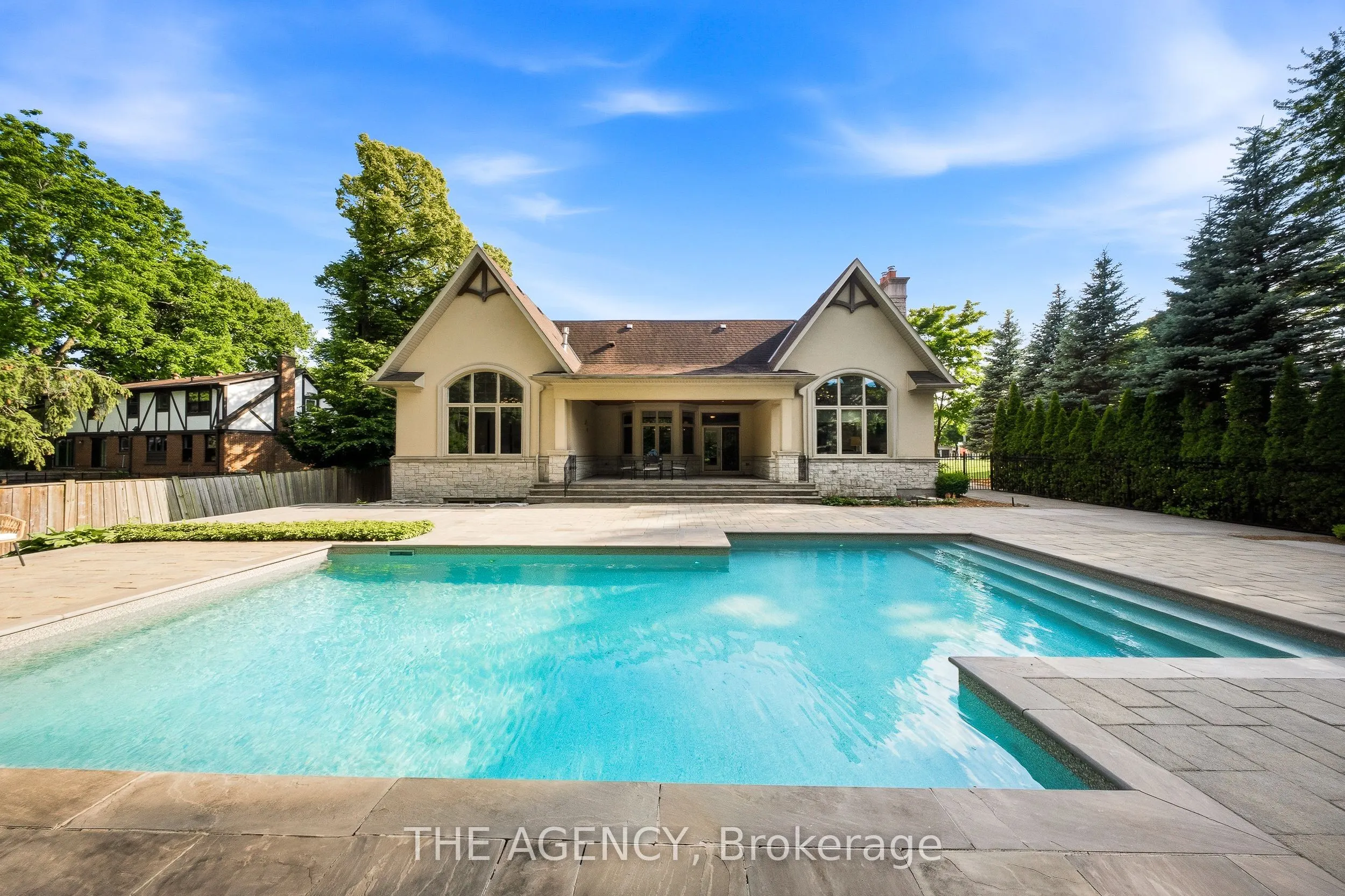 1098 Lakeshore Road W