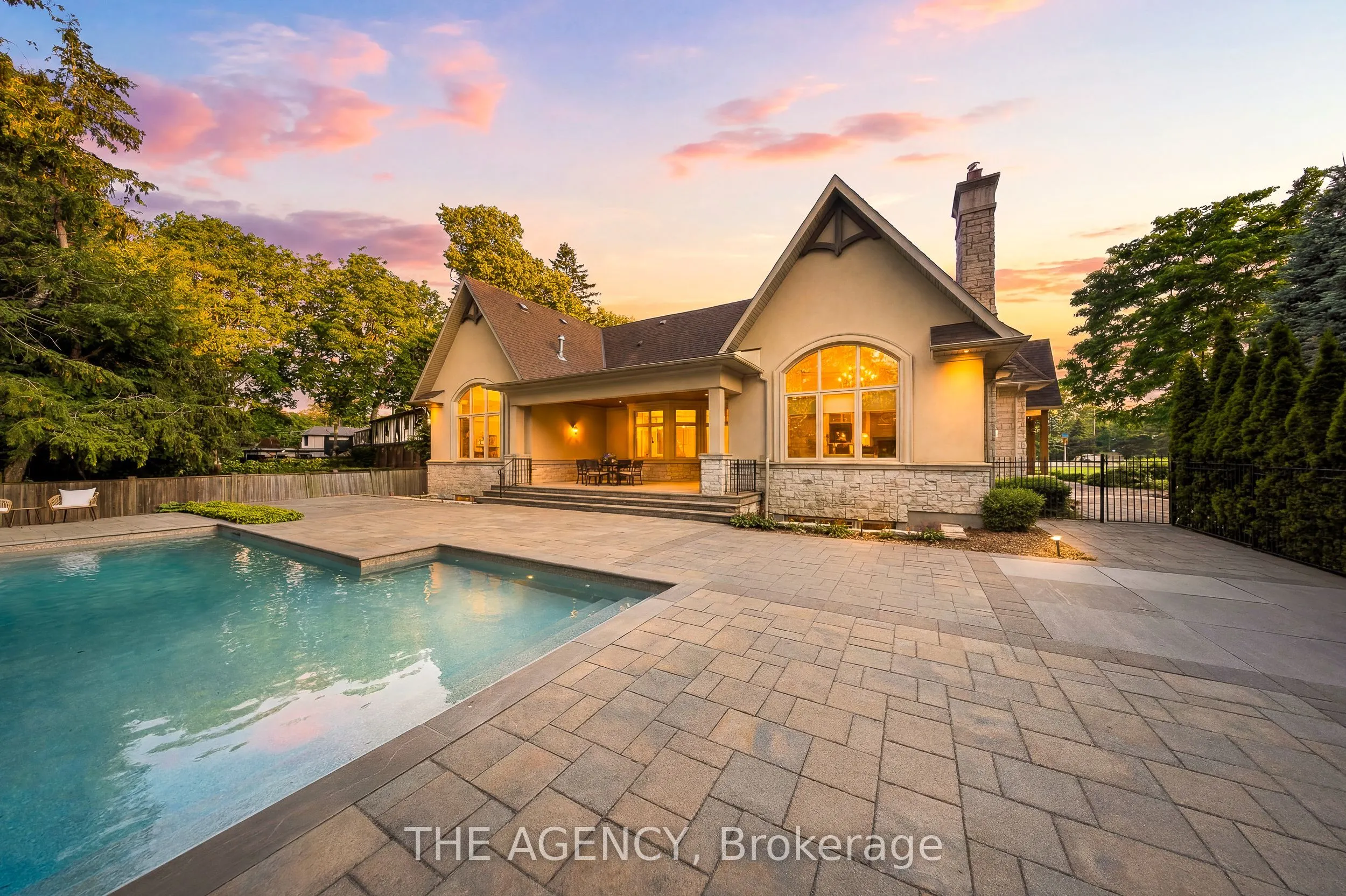 1098 Lakeshore Road W