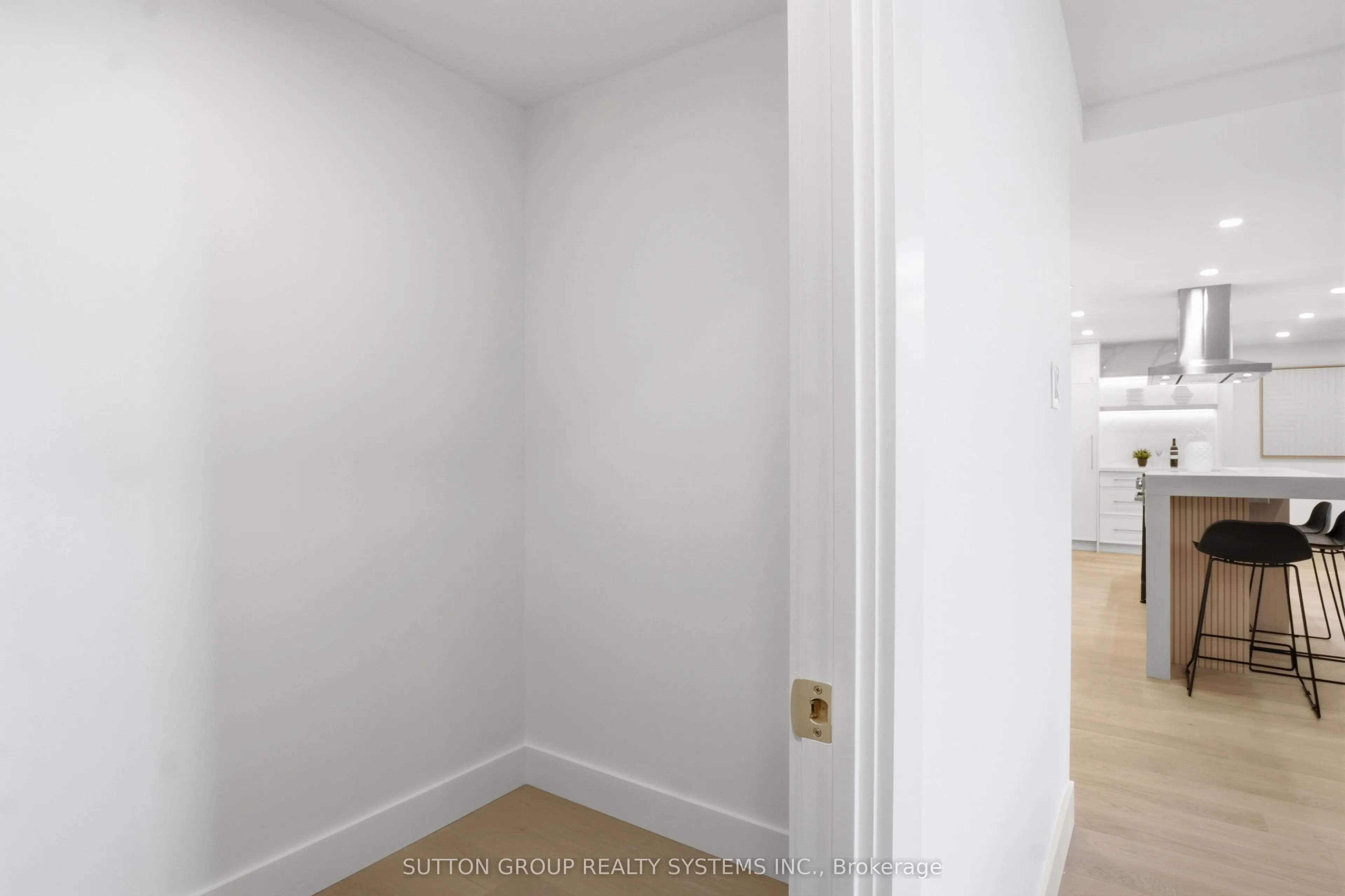 812 Burnhamthorpe Road #1504