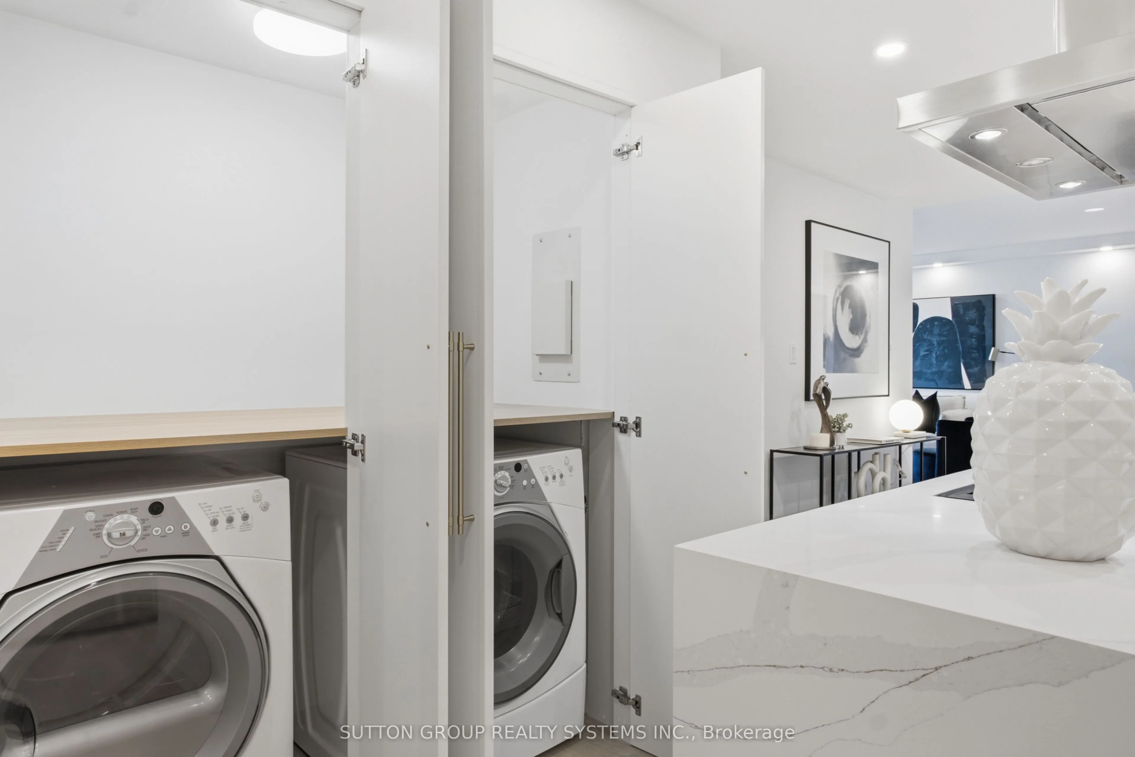812 Burnhamthorpe Road #1504