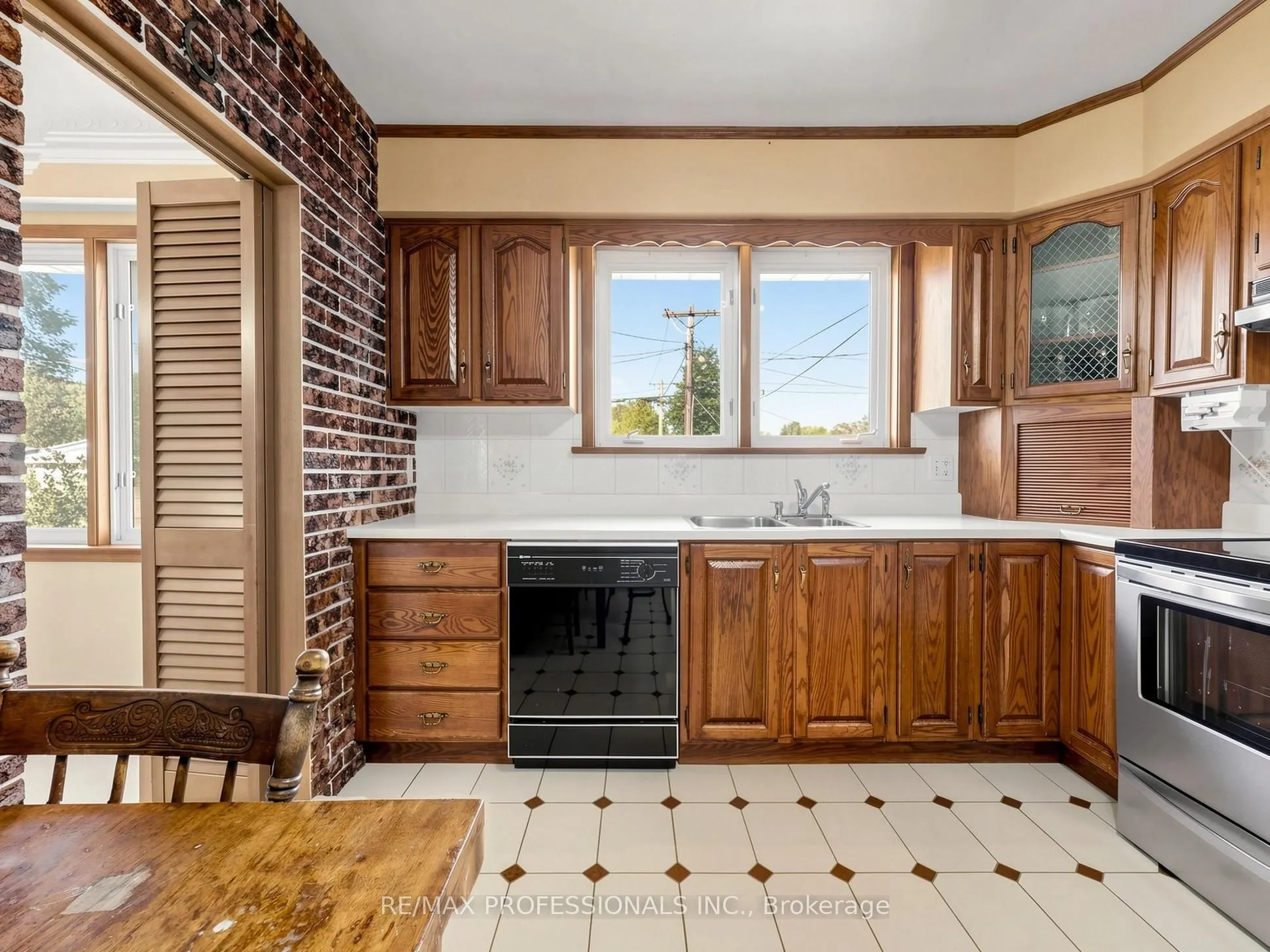 32 Summitcrest Drive