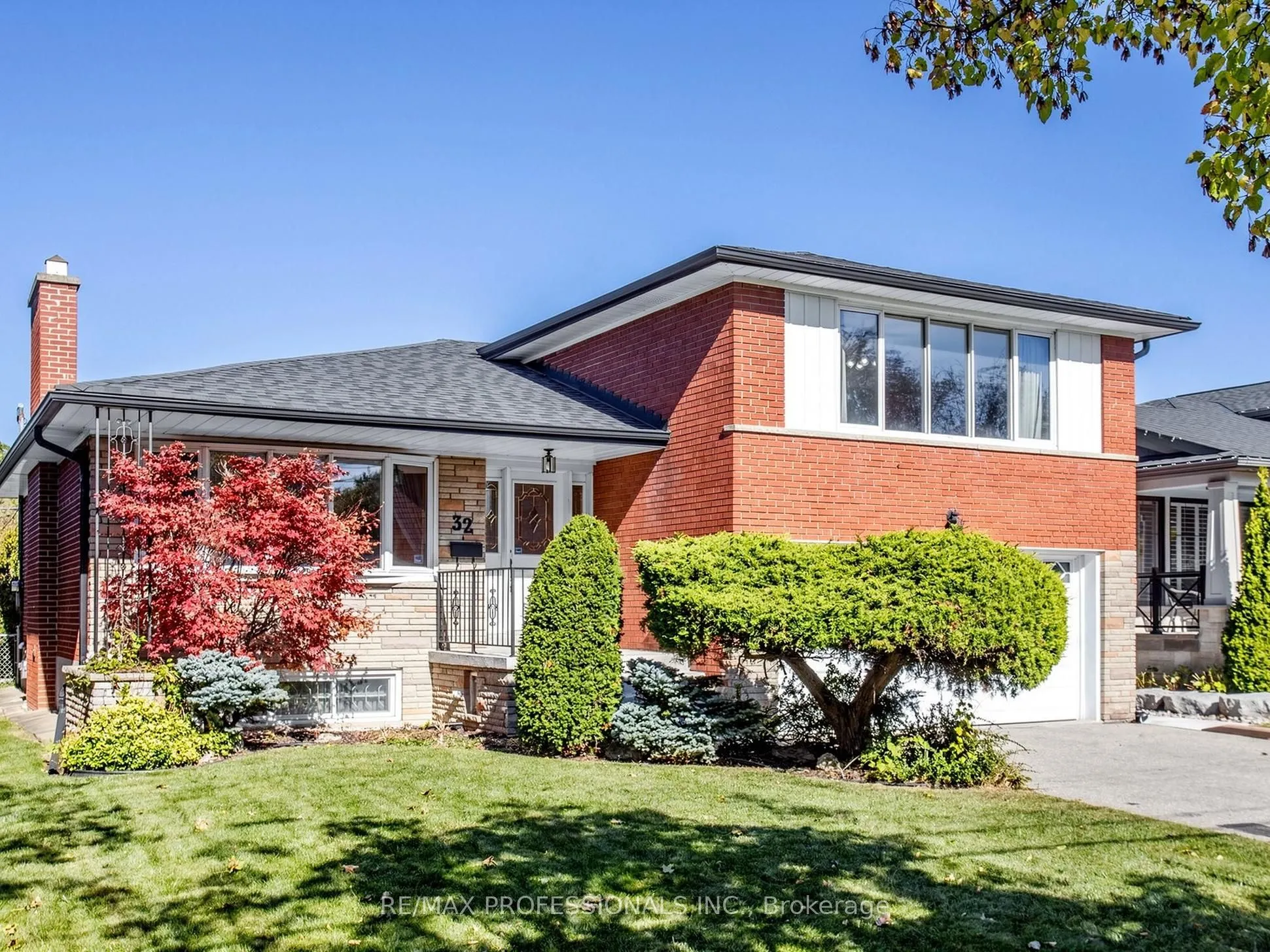 32 Summitcrest Drive