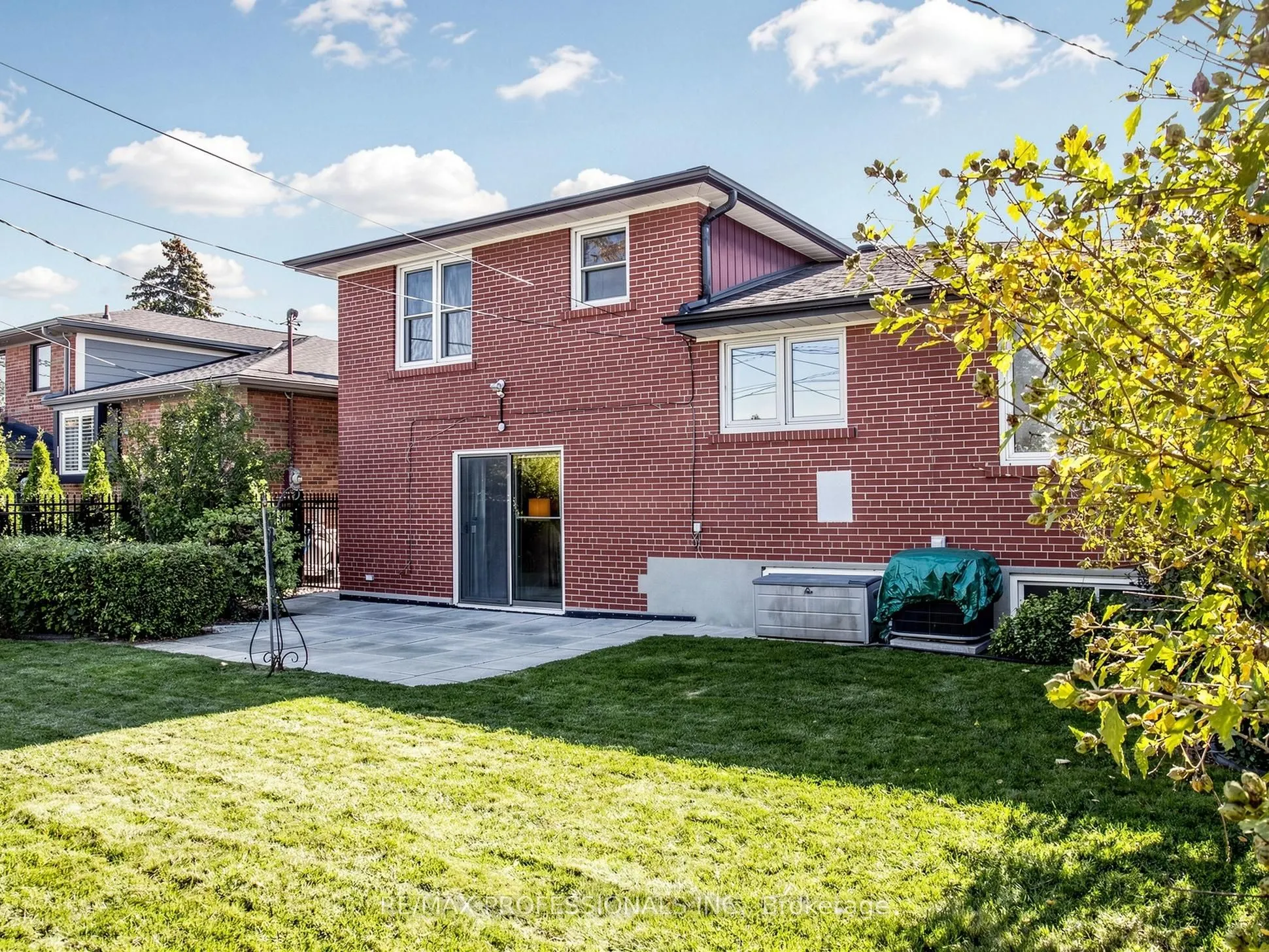 32 Summitcrest Drive