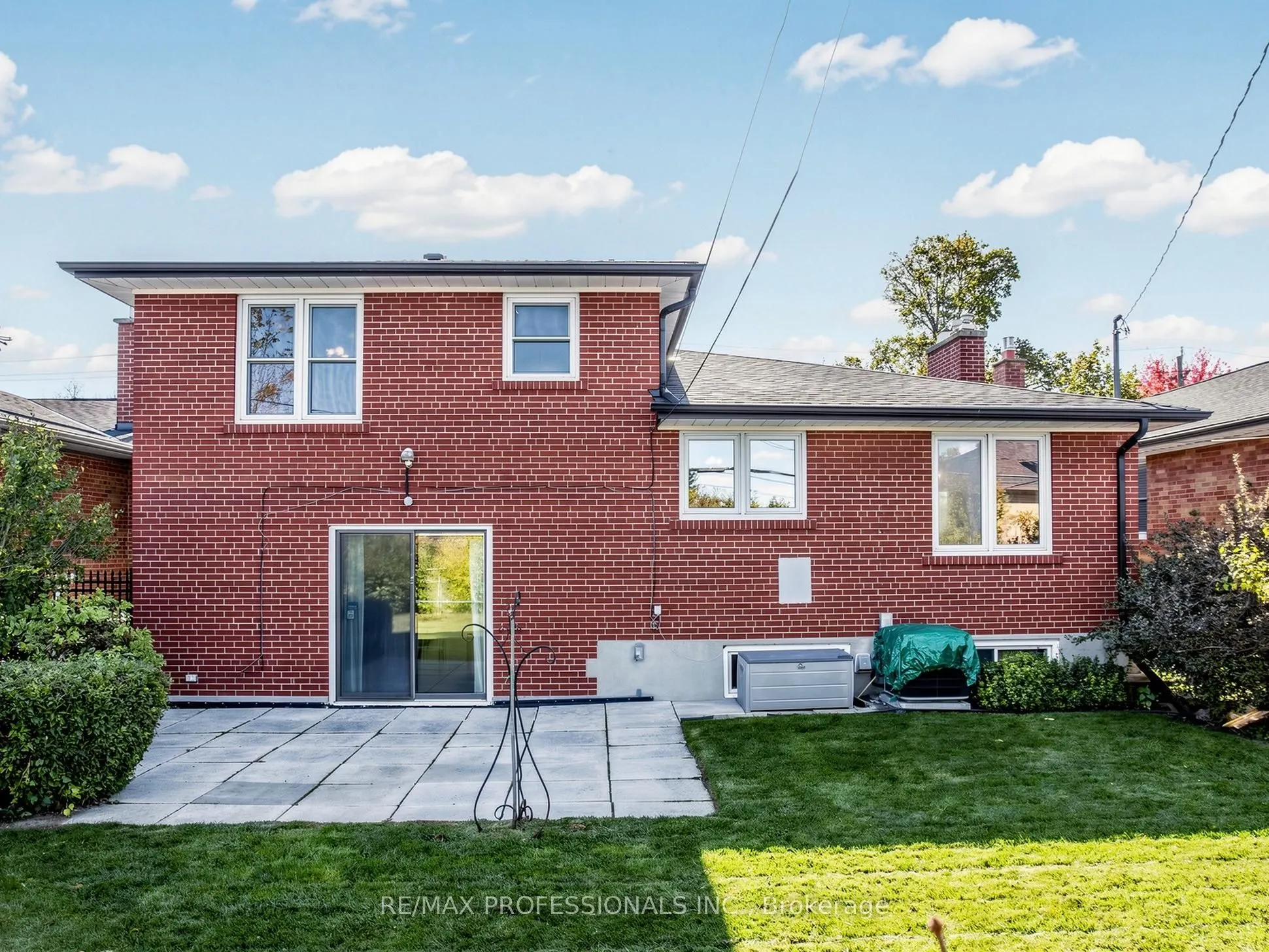 32 Summitcrest Drive