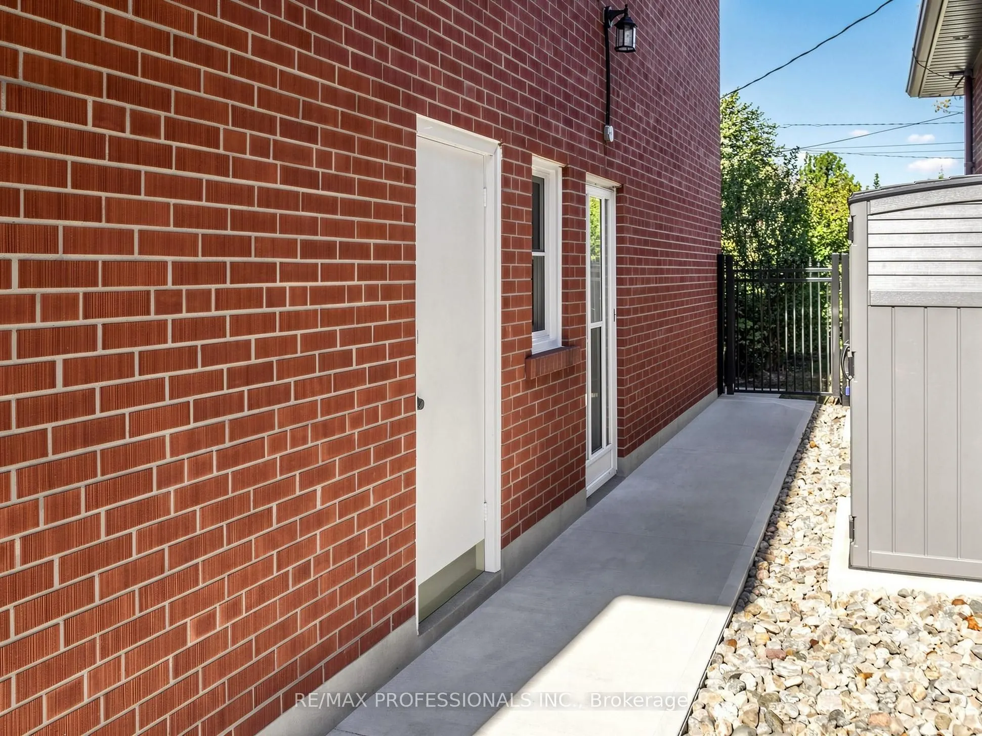 32 Summitcrest Drive