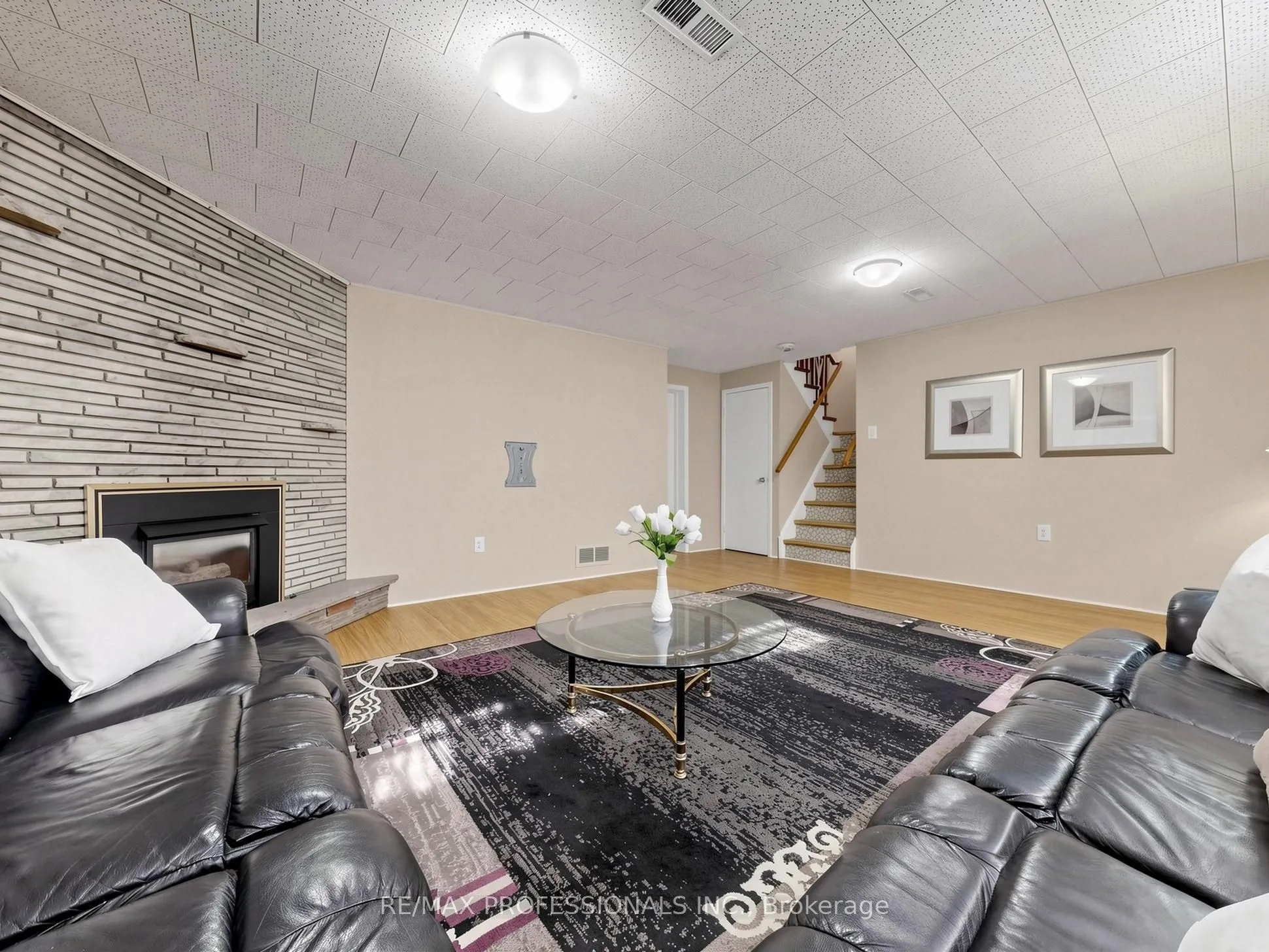 32 Summitcrest Drive