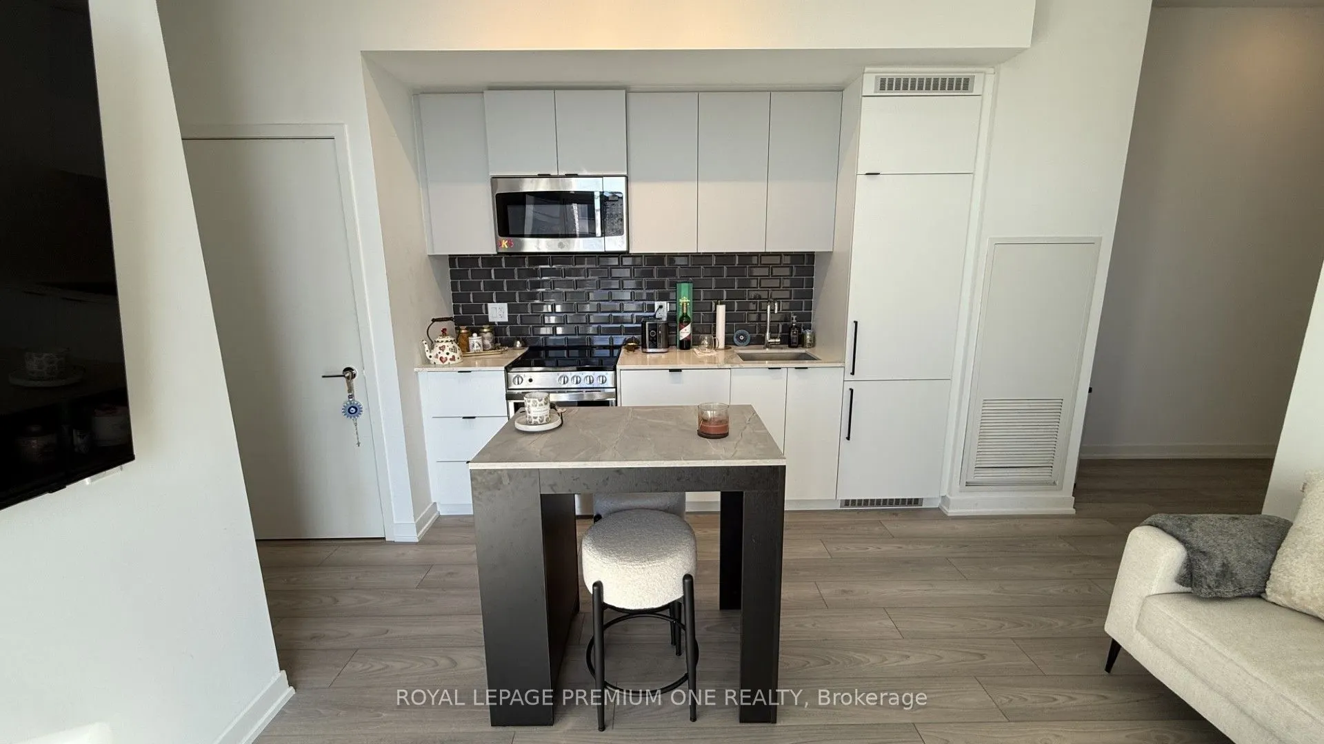 285 Dufferin Street W #430