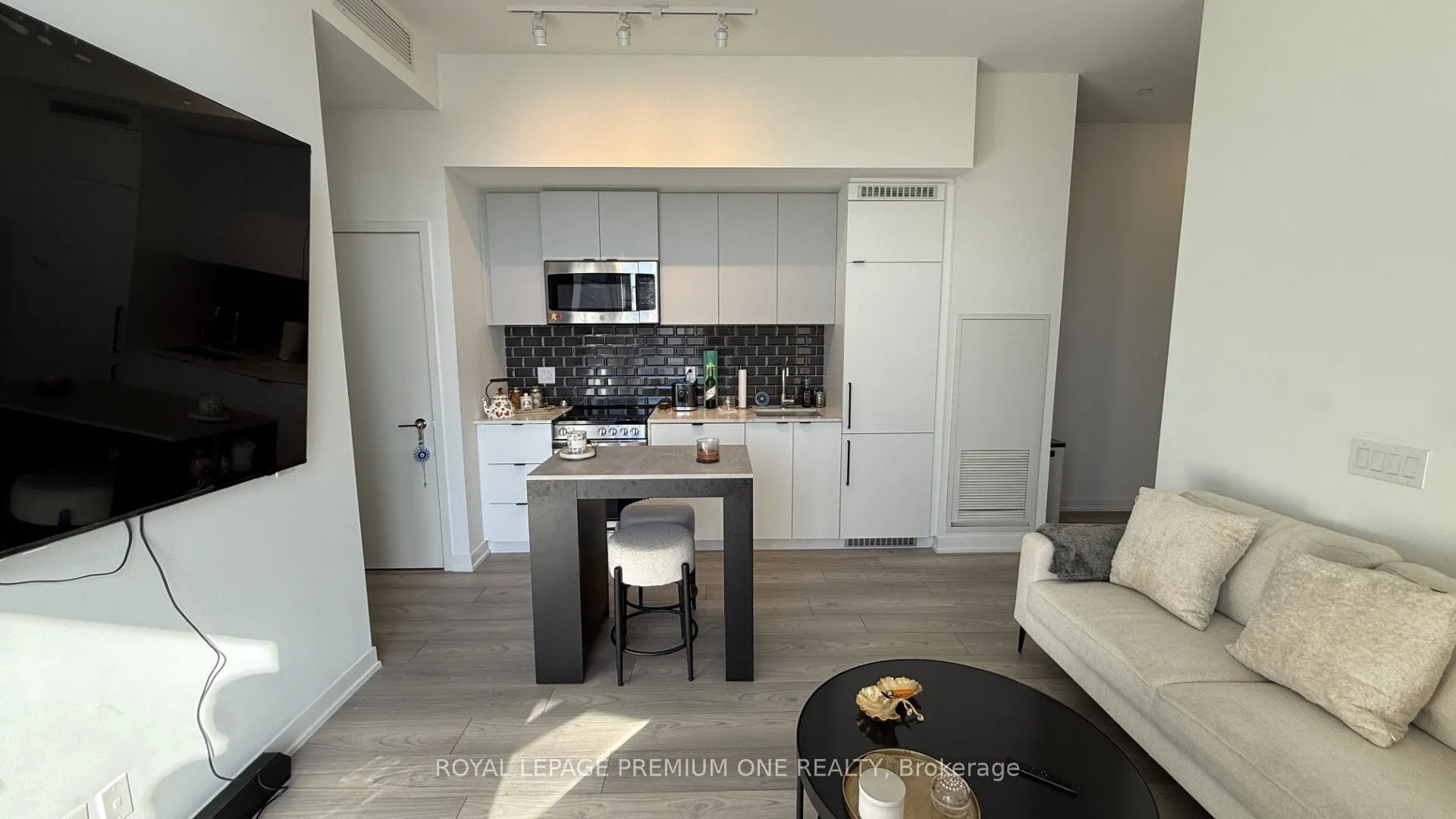 285 Dufferin Street W #430