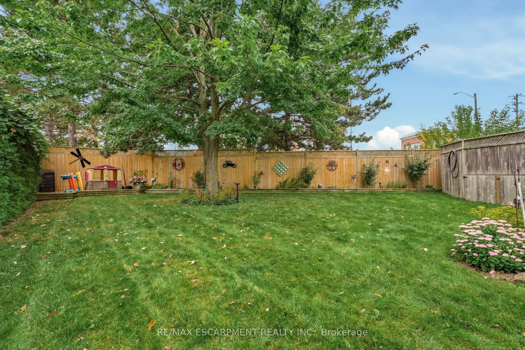 607 CLOVER PARK Crescent