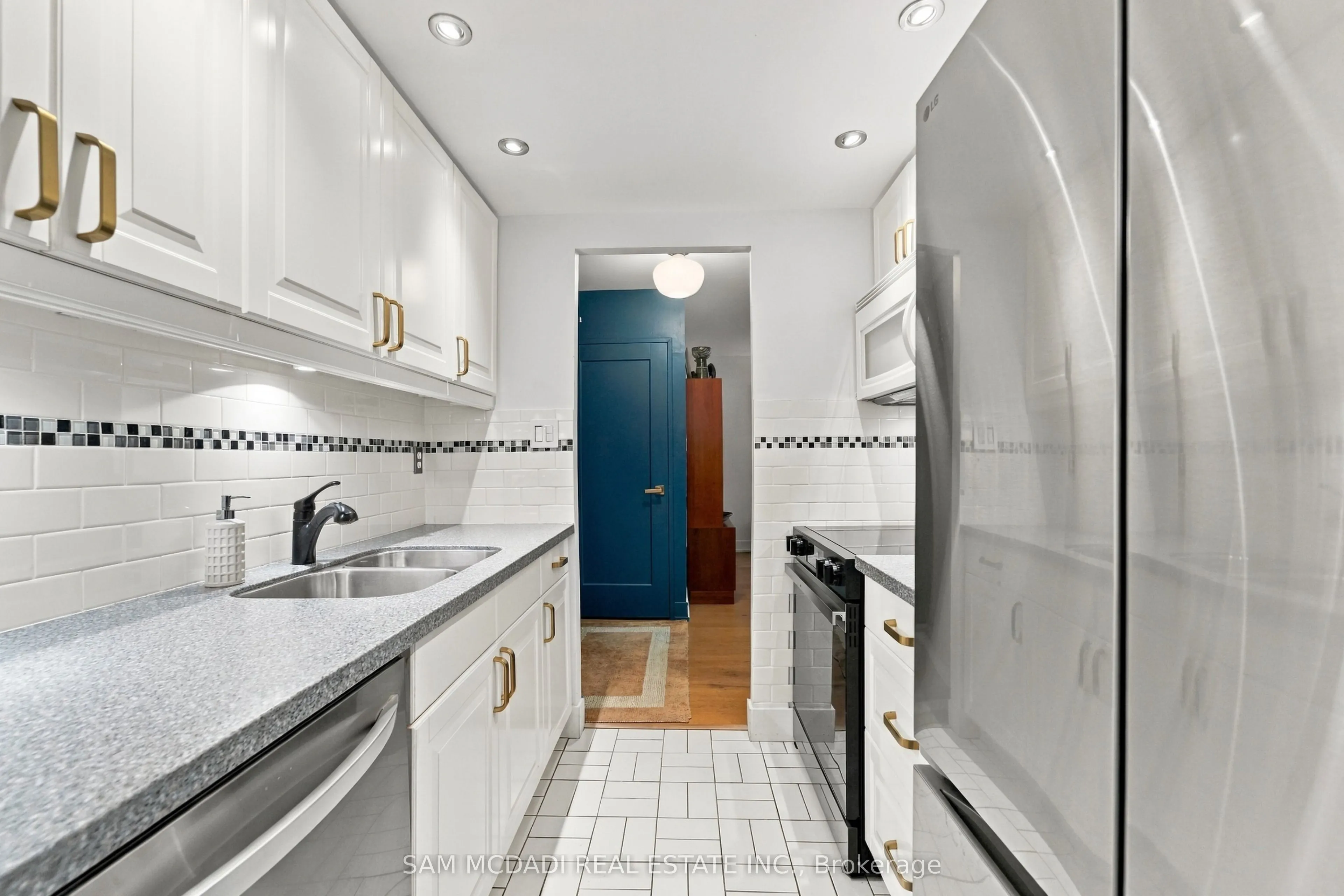 812 Burnhamthorpe Road #206