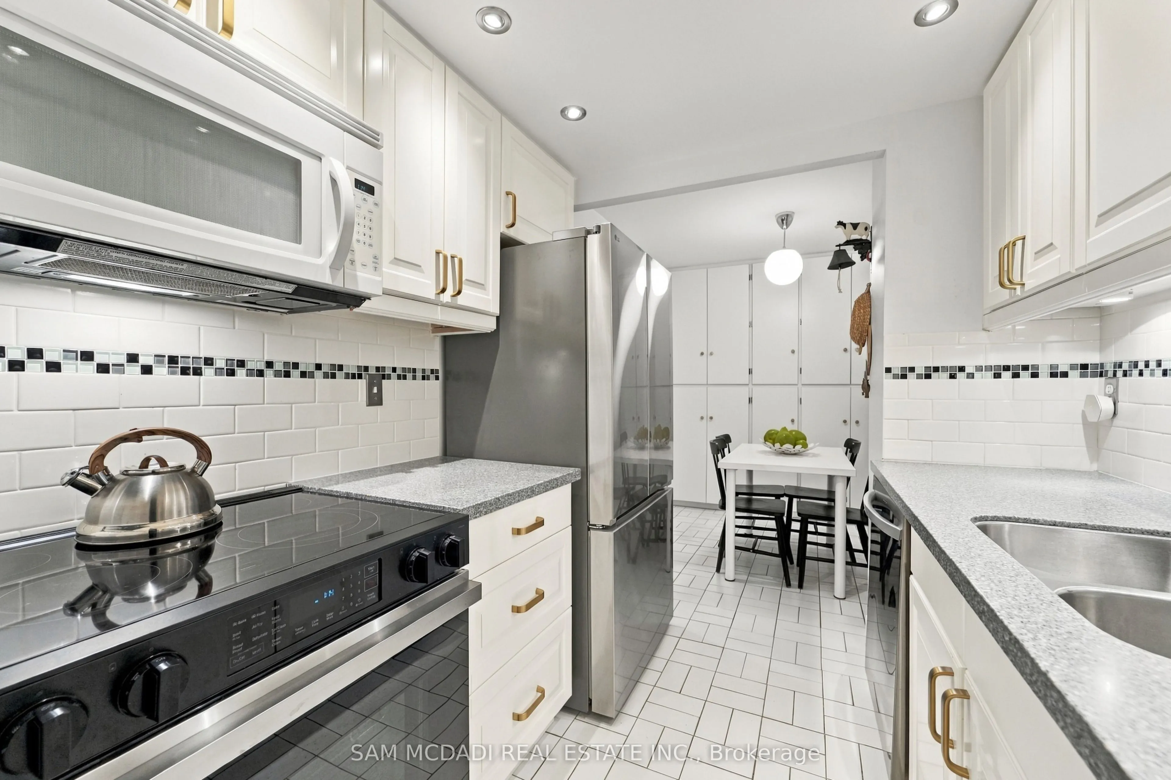 812 Burnhamthorpe Road #206