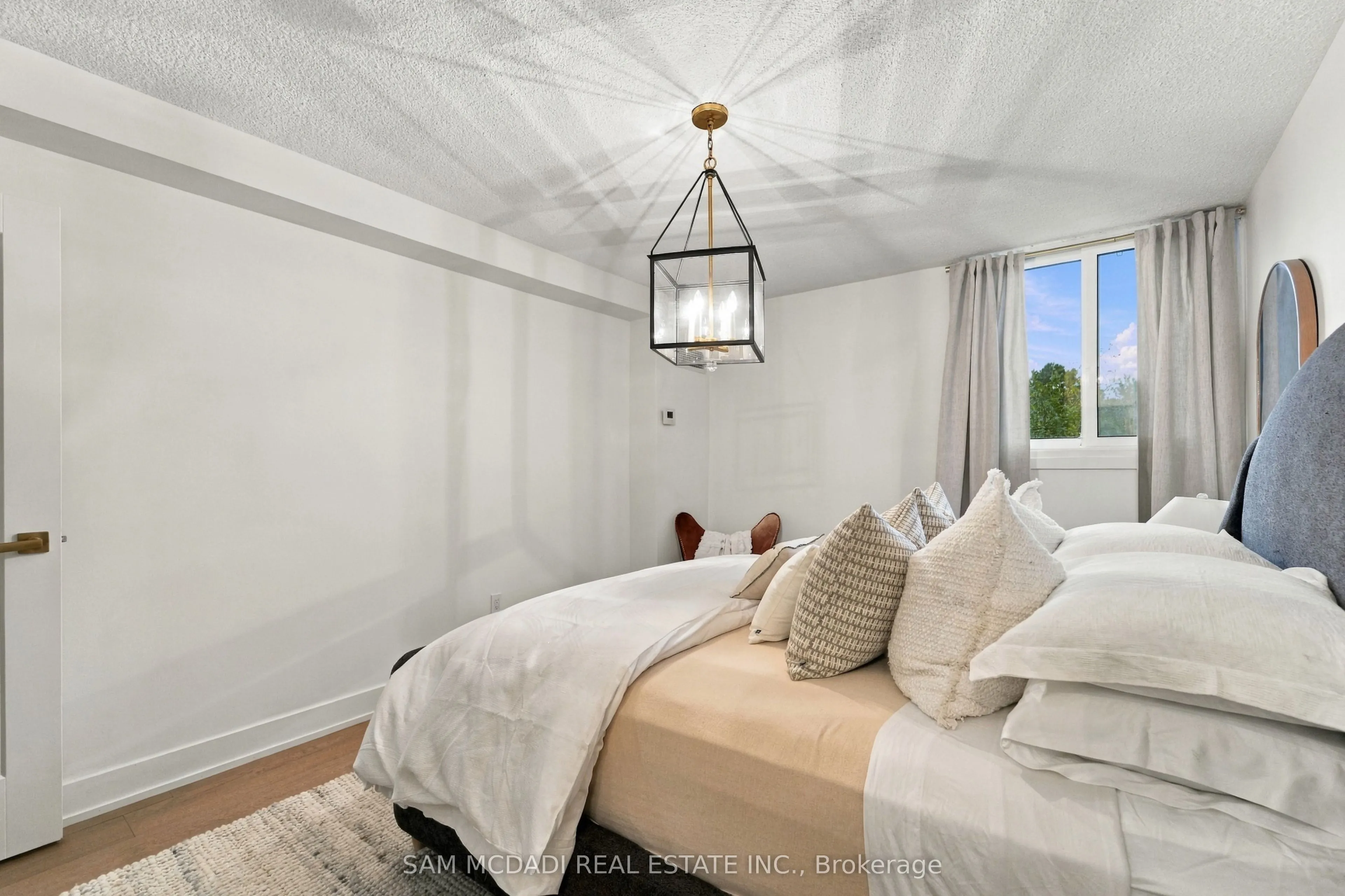 812 Burnhamthorpe Road #206