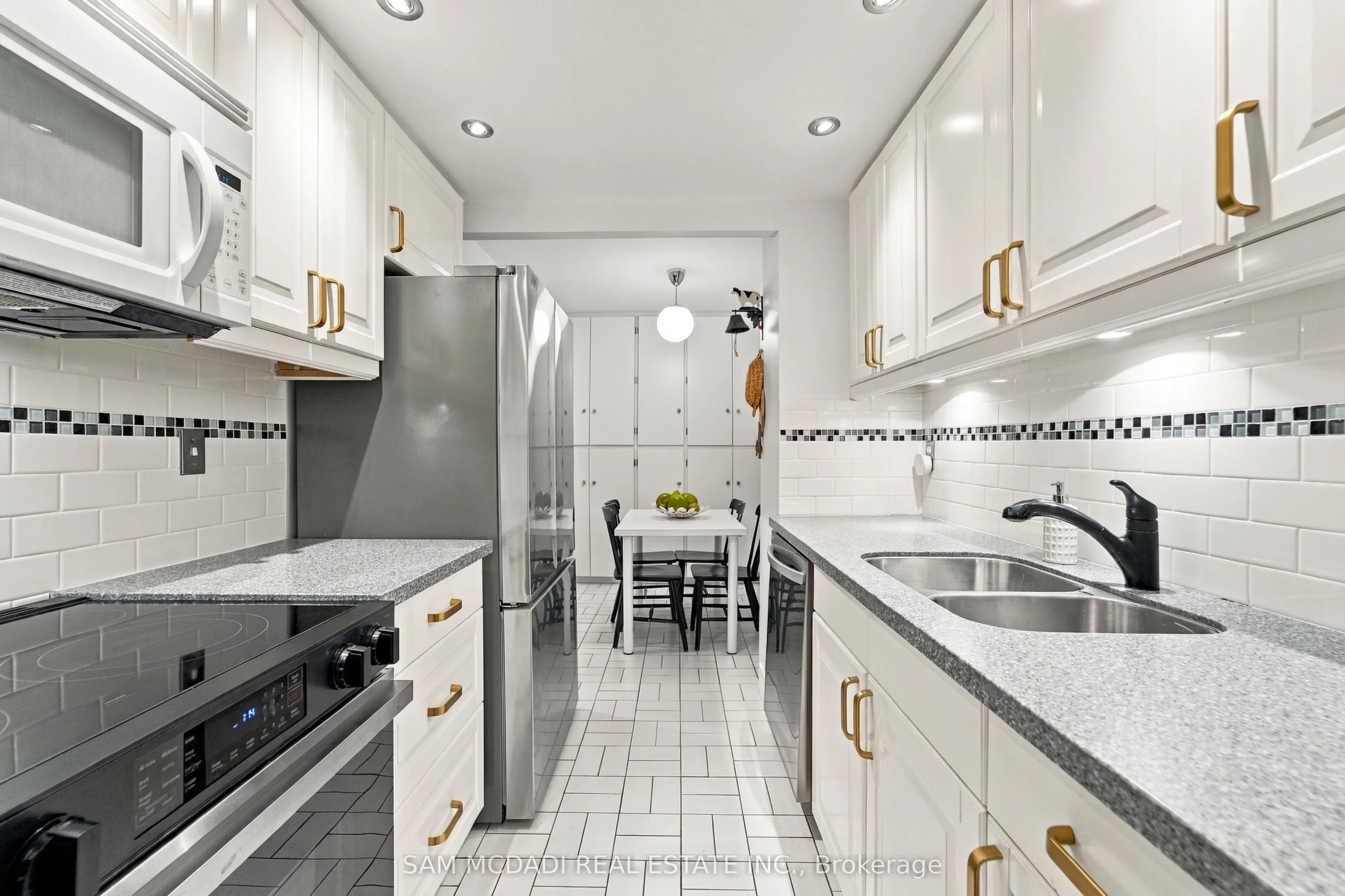 812 Burnhamthorpe Road #206