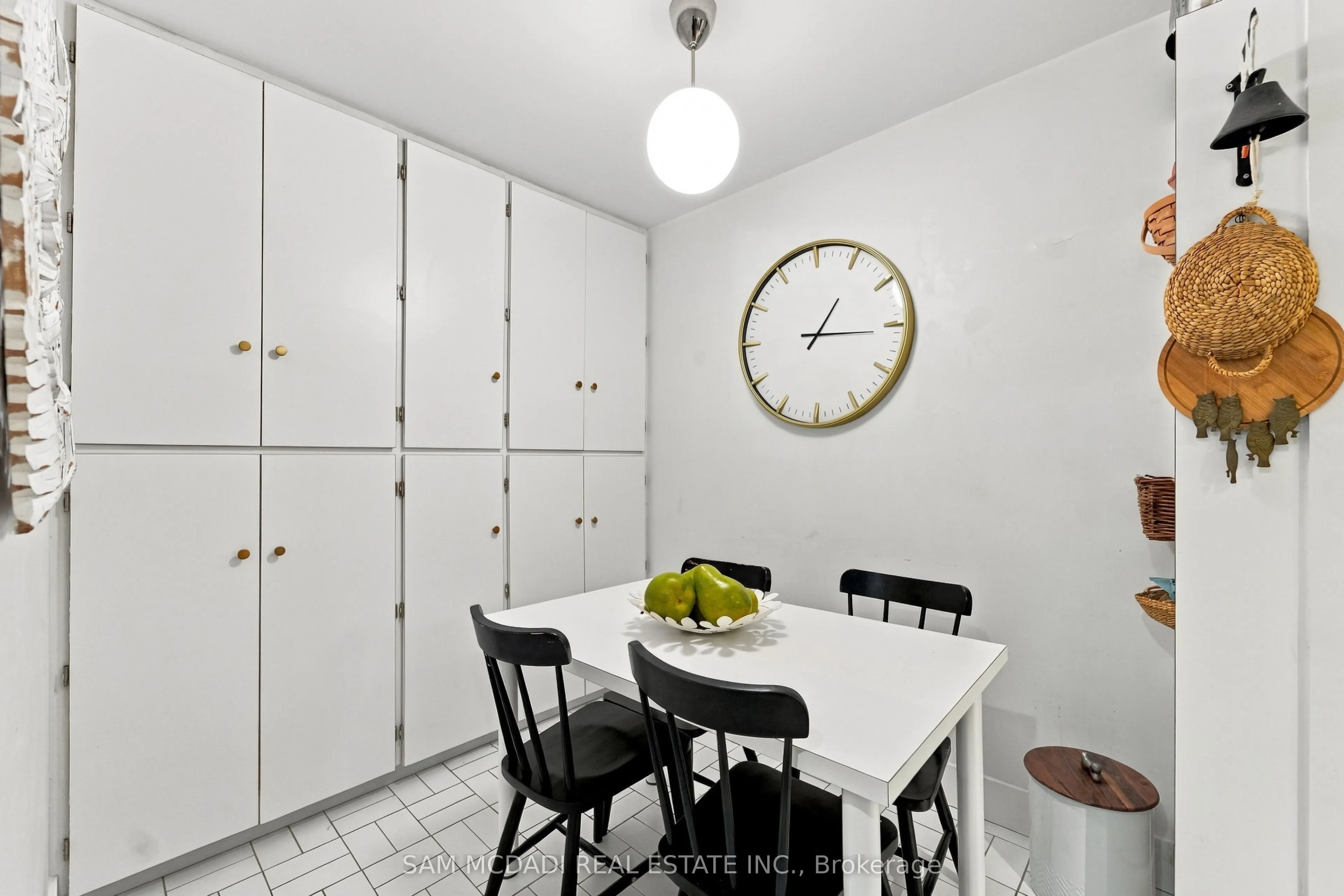 812 Burnhamthorpe Road #206