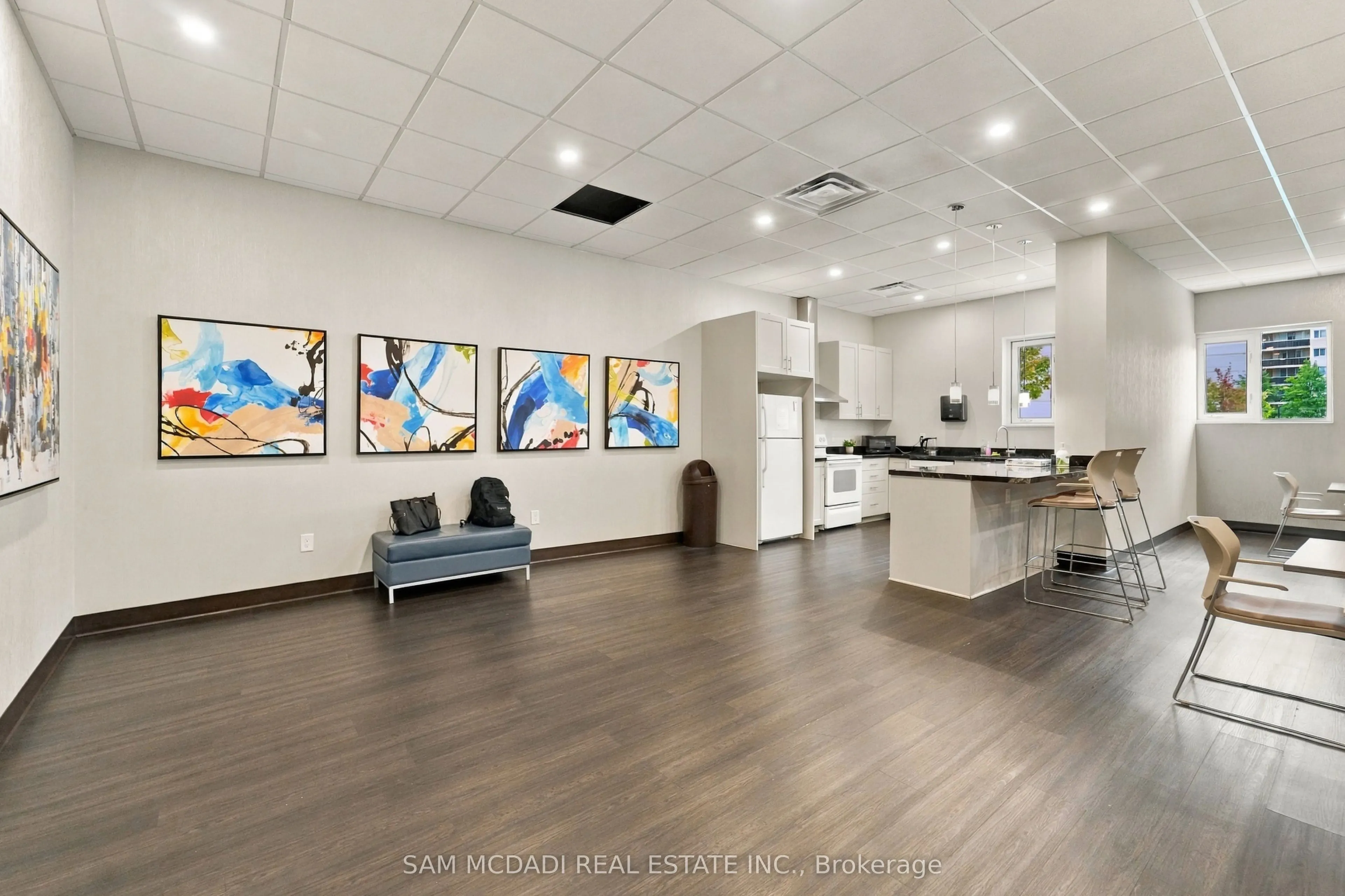 812 Burnhamthorpe Road #206