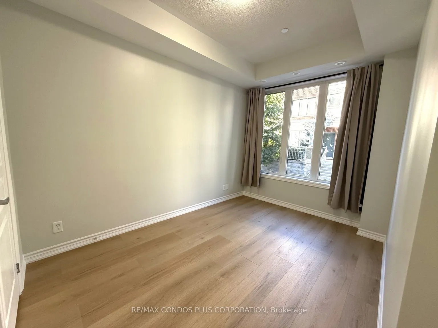 90 Eastwood Park Gardens #Unit 8