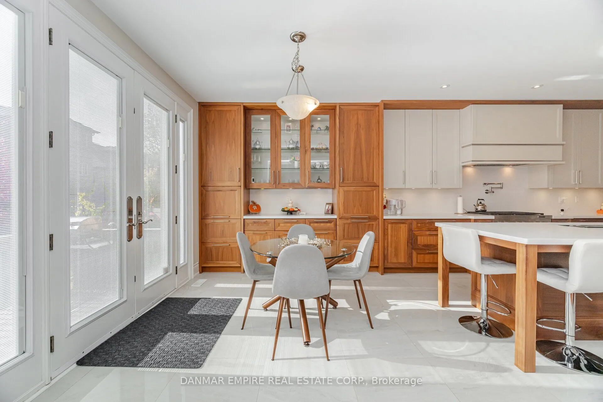 2118 Vineland Crescent