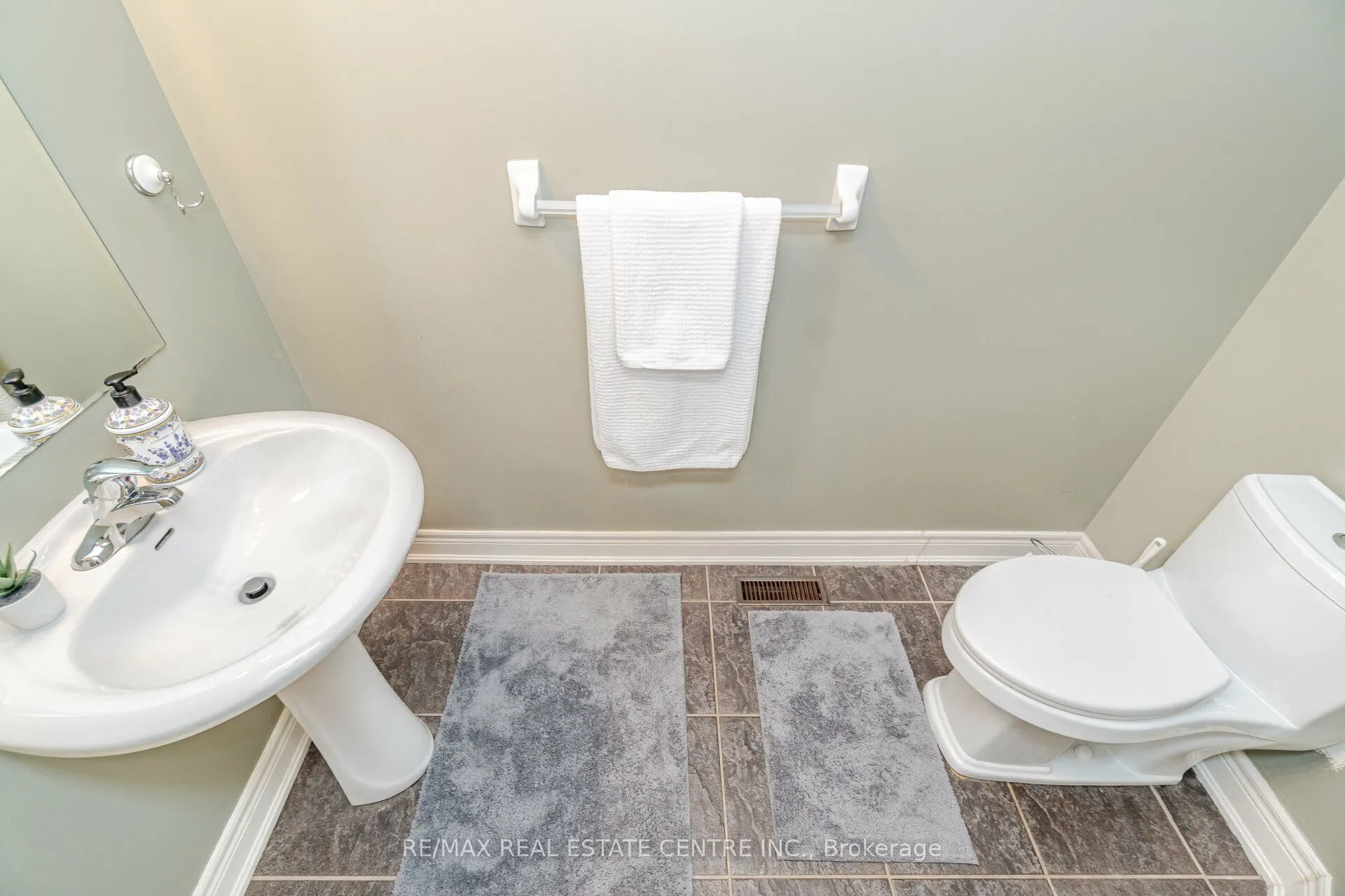 2327 Lyndhurst Drive