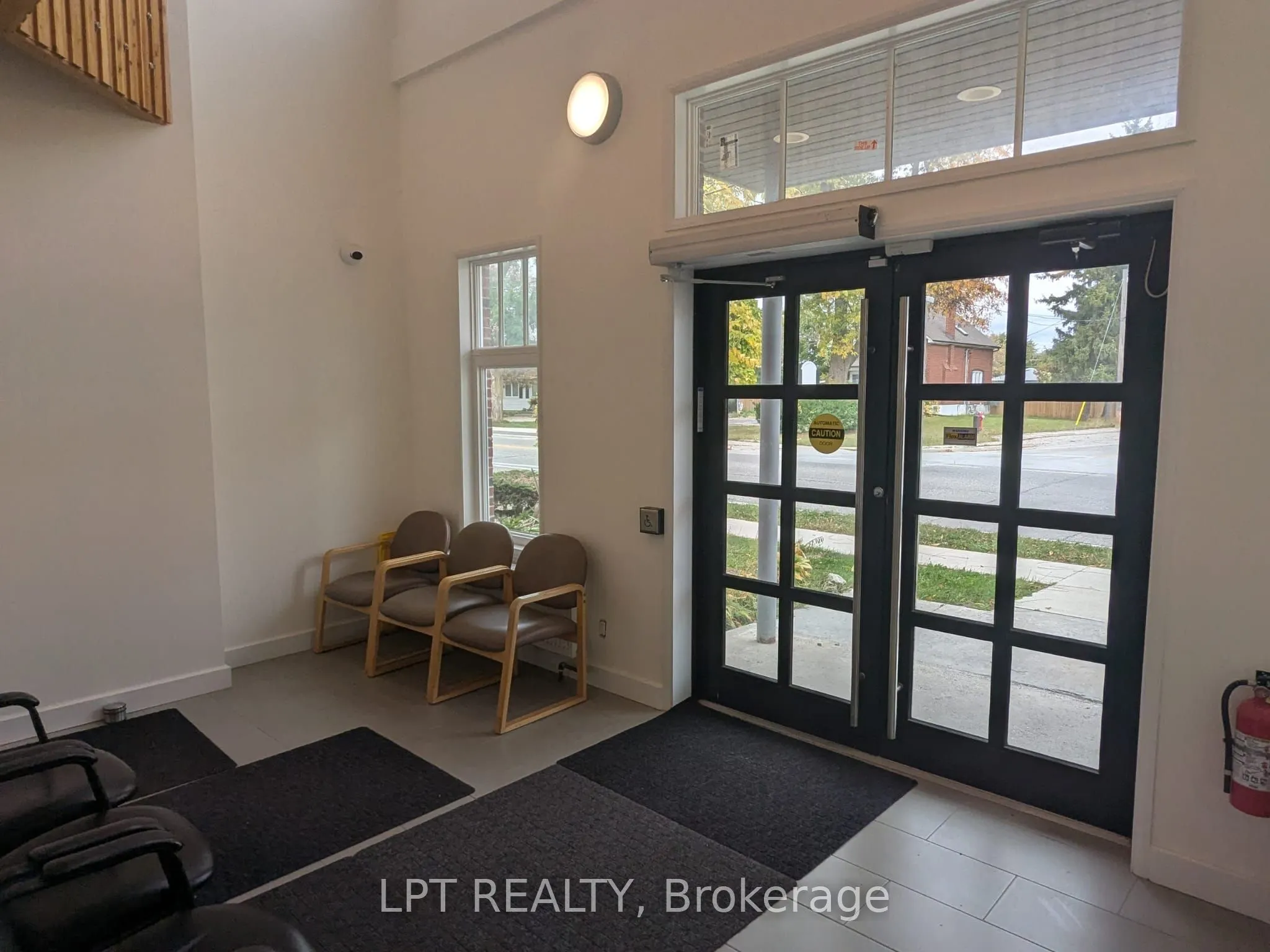 46 Queen Street S #302