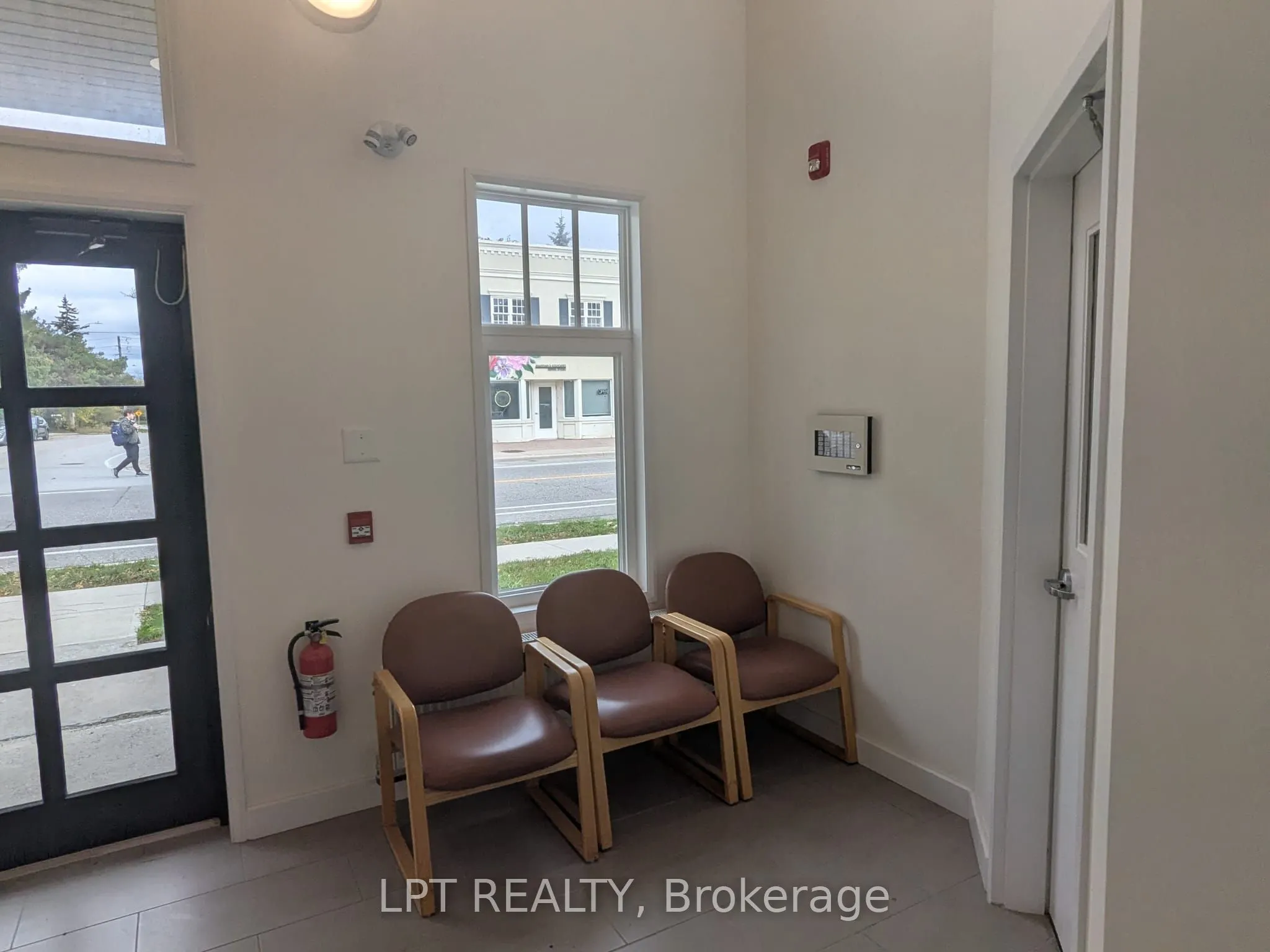 46 Queen Street S #302