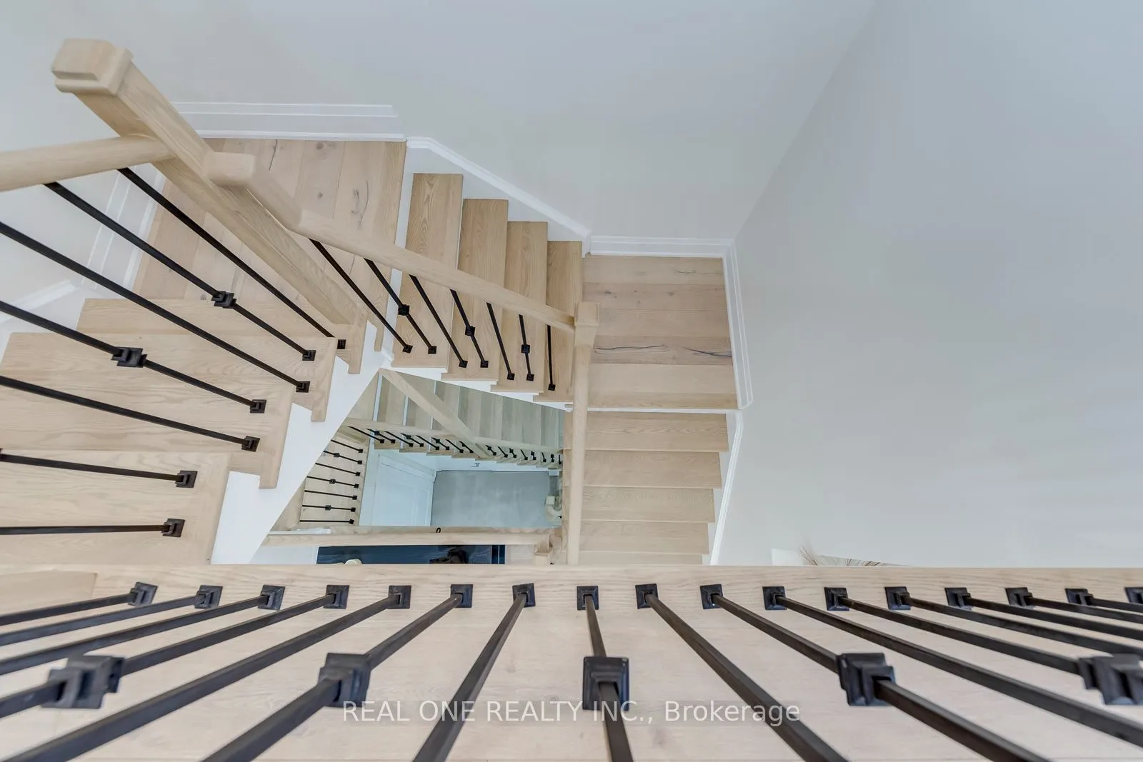 2456 Bon Echo Drive