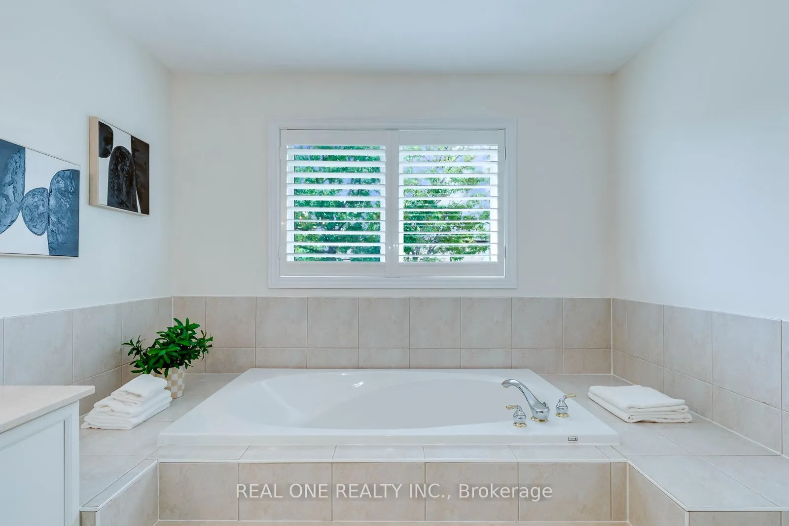 2456 Bon Echo Drive
