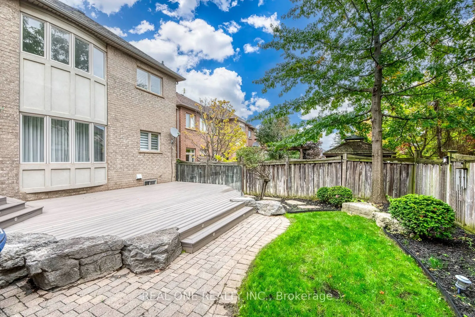 2456 Bon Echo Drive