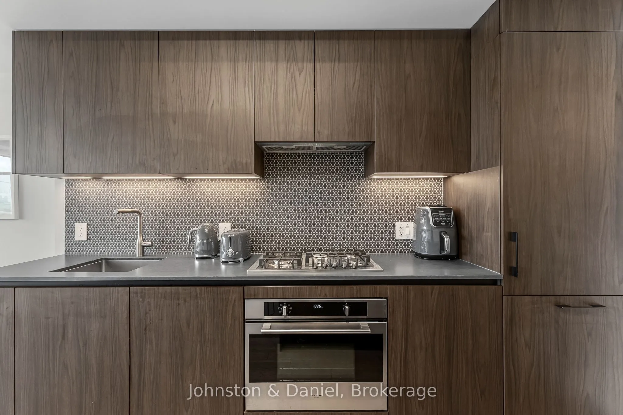 2720 Dundas Street W #618