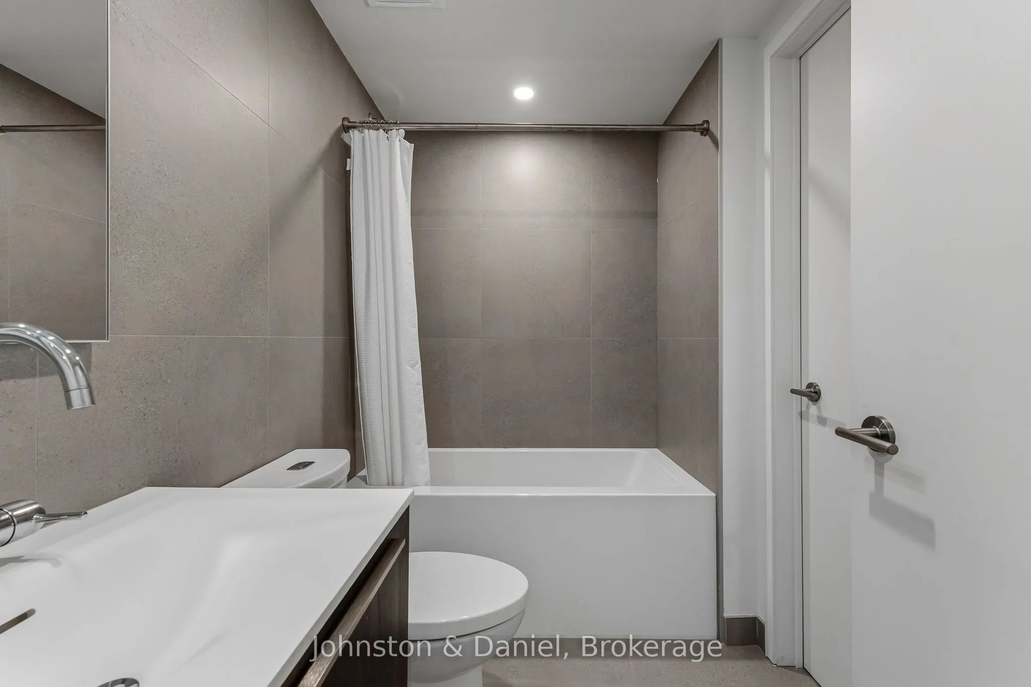 2720 Dundas Street W #618