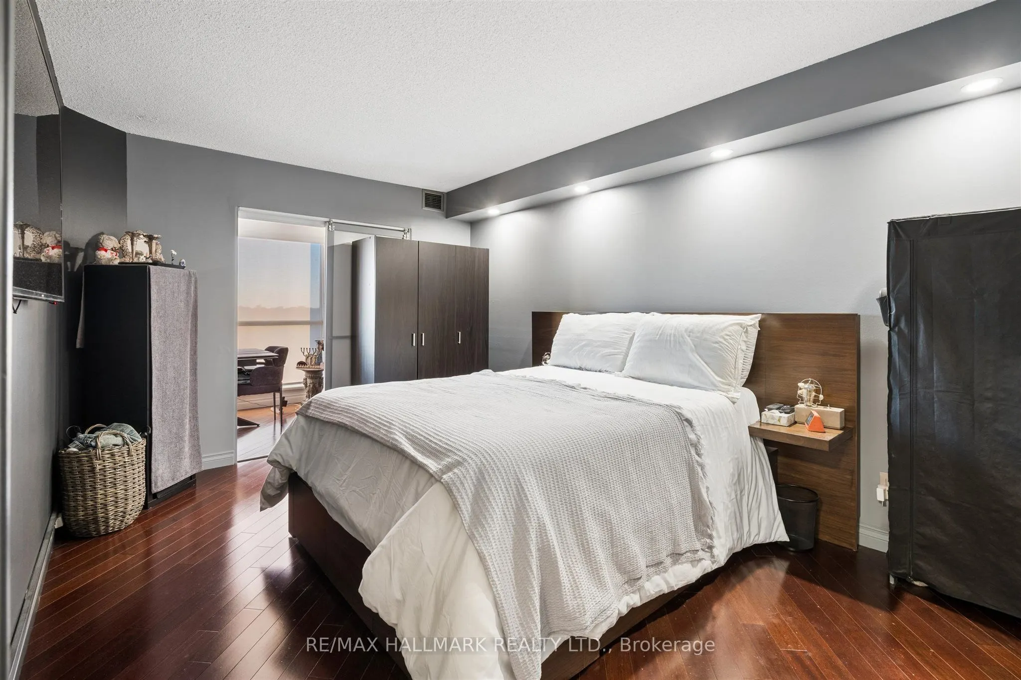 2267 Lakeshore Boulevard W #707