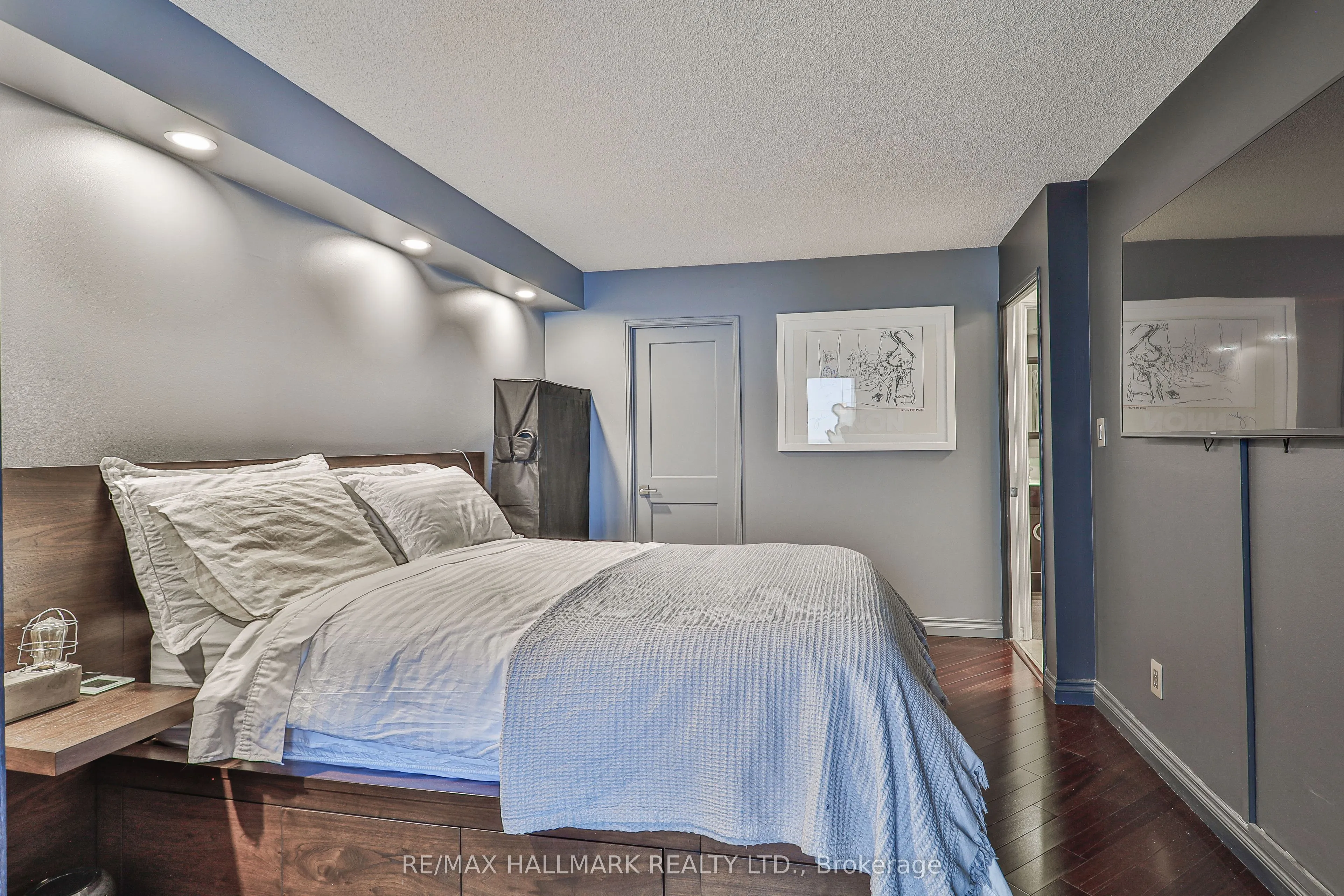 2267 Lakeshore Boulevard W #707