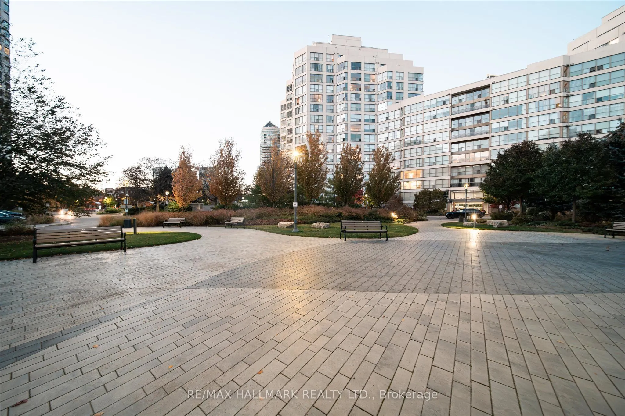 2267 Lakeshore Boulevard W #707